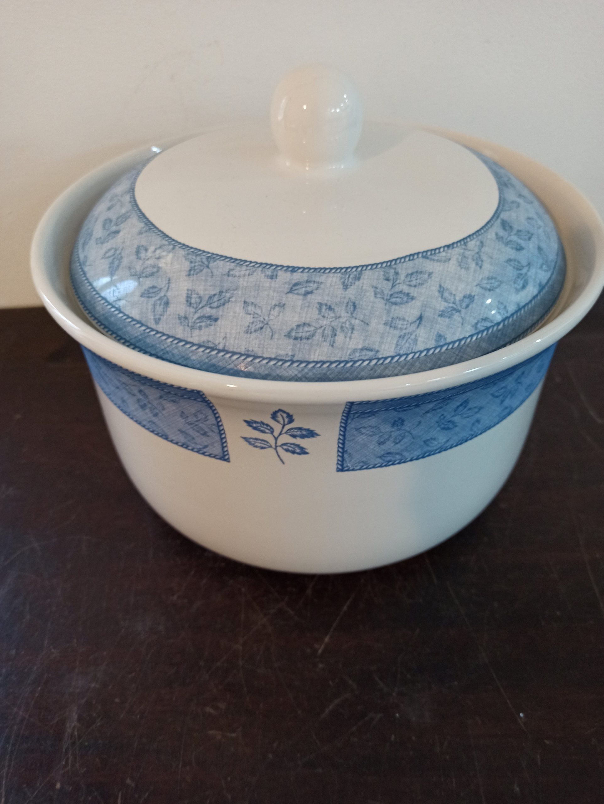 Vintage Vegetable Tureen. Excellent Condition. Blue And White. - Image 3