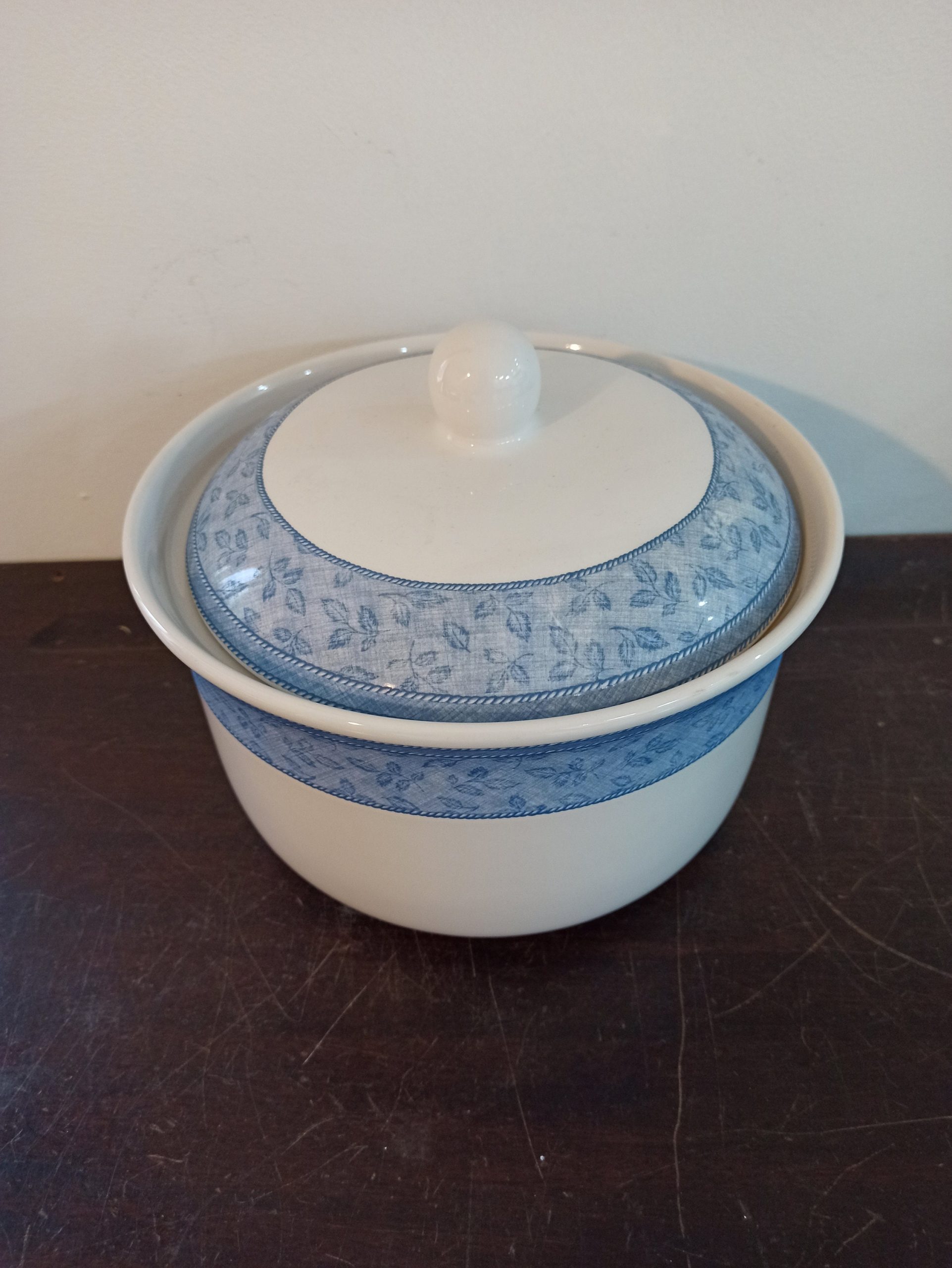 Vintage Vegetable Tureen. Excellent Condition. Blue And White. - Image 2