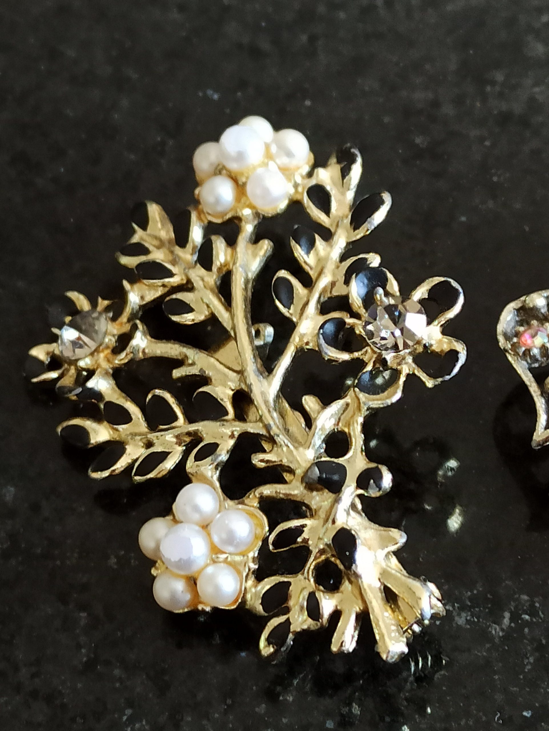 Two Vintage Brooches. Simulation White Pearls and Glass Beads. Good Condition. - Image 3