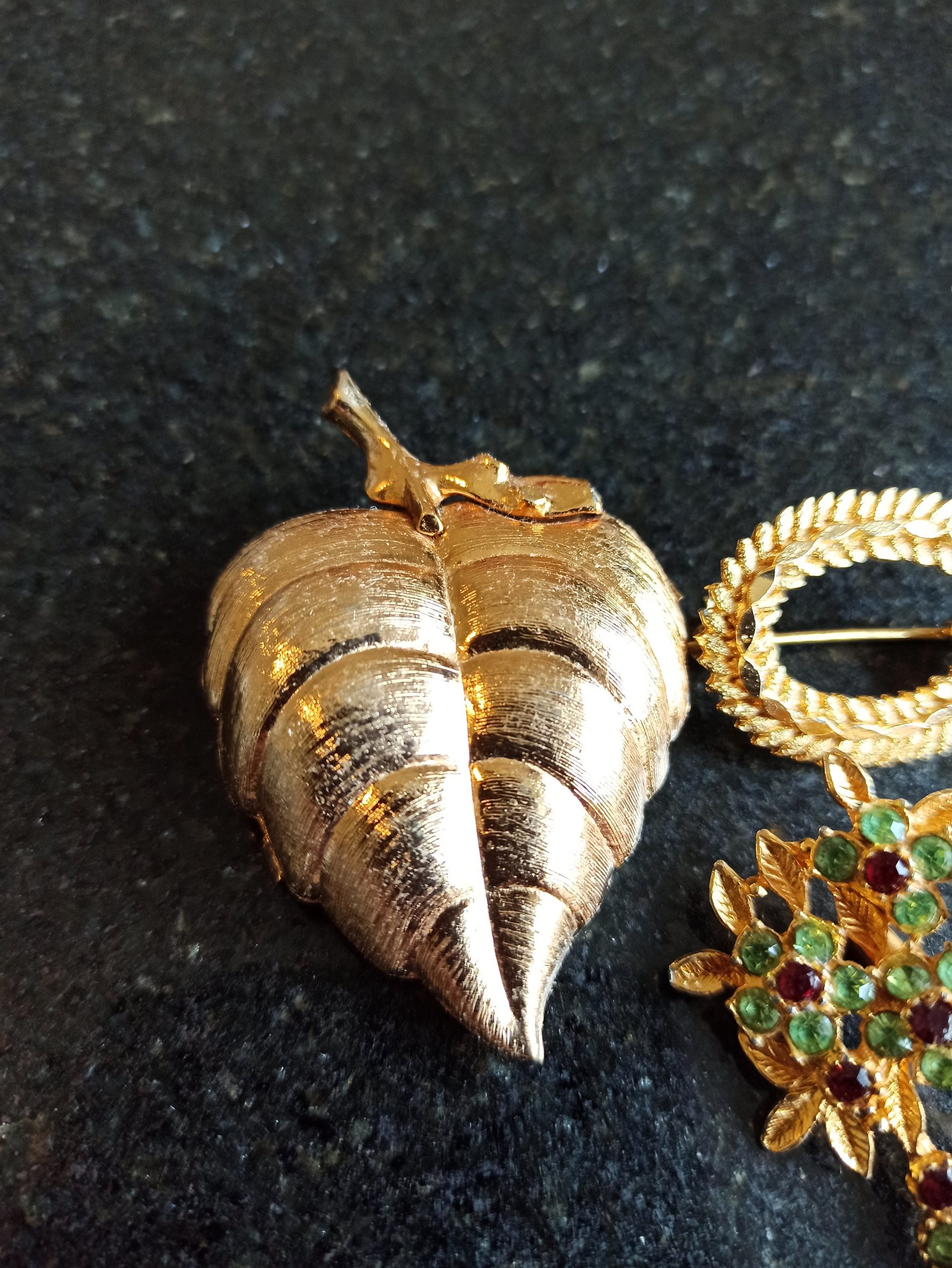 A Vintage Collection of Brooches. - Image 2