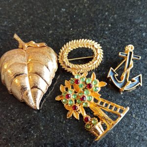A Vintage Collection of Brooches.
