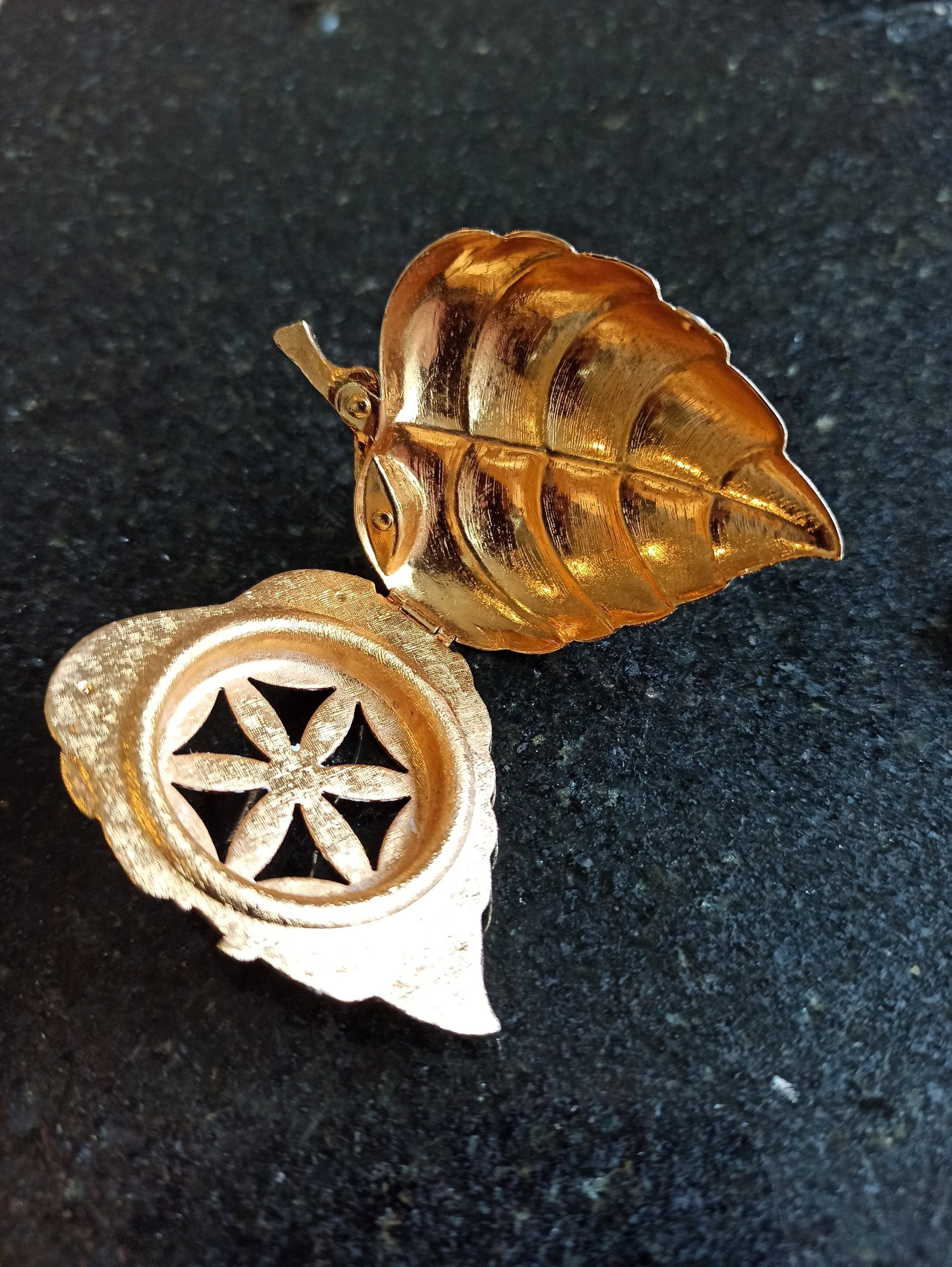 A Vintage Collection of Brooches. - Image 3