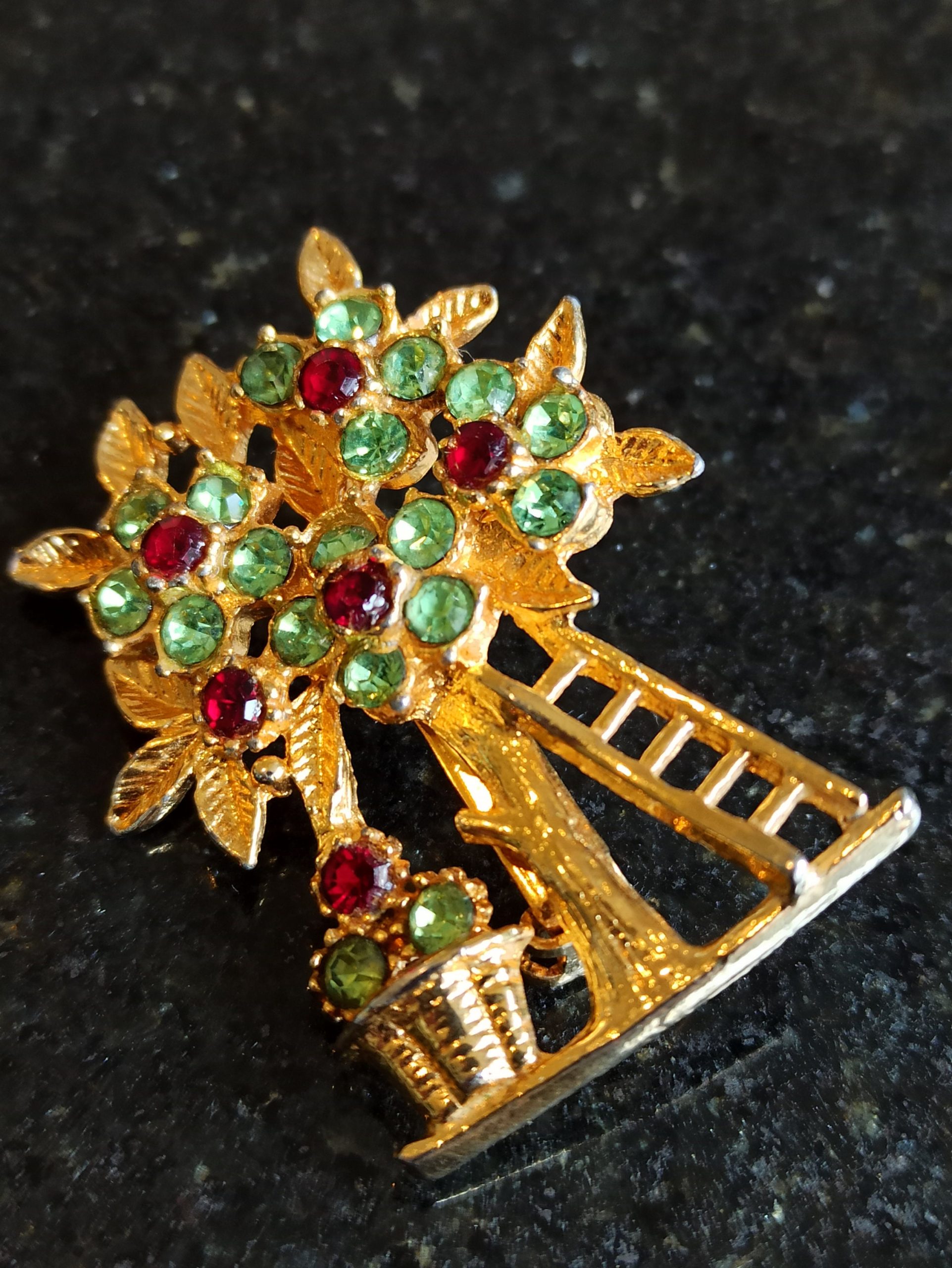 A Vintage Collection of Brooches. - Image 5