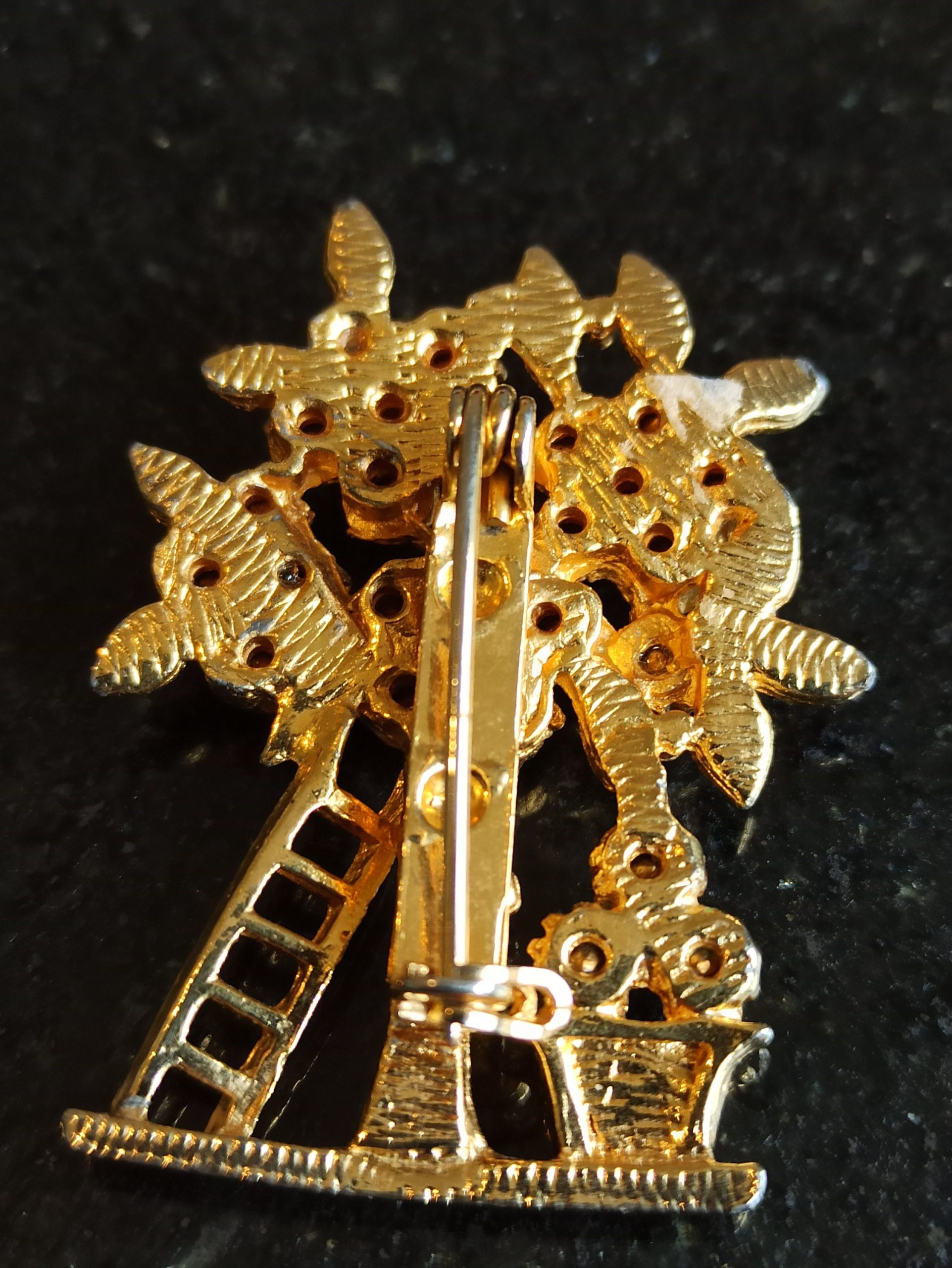 A Vintage Collection of Brooches. - Image 6