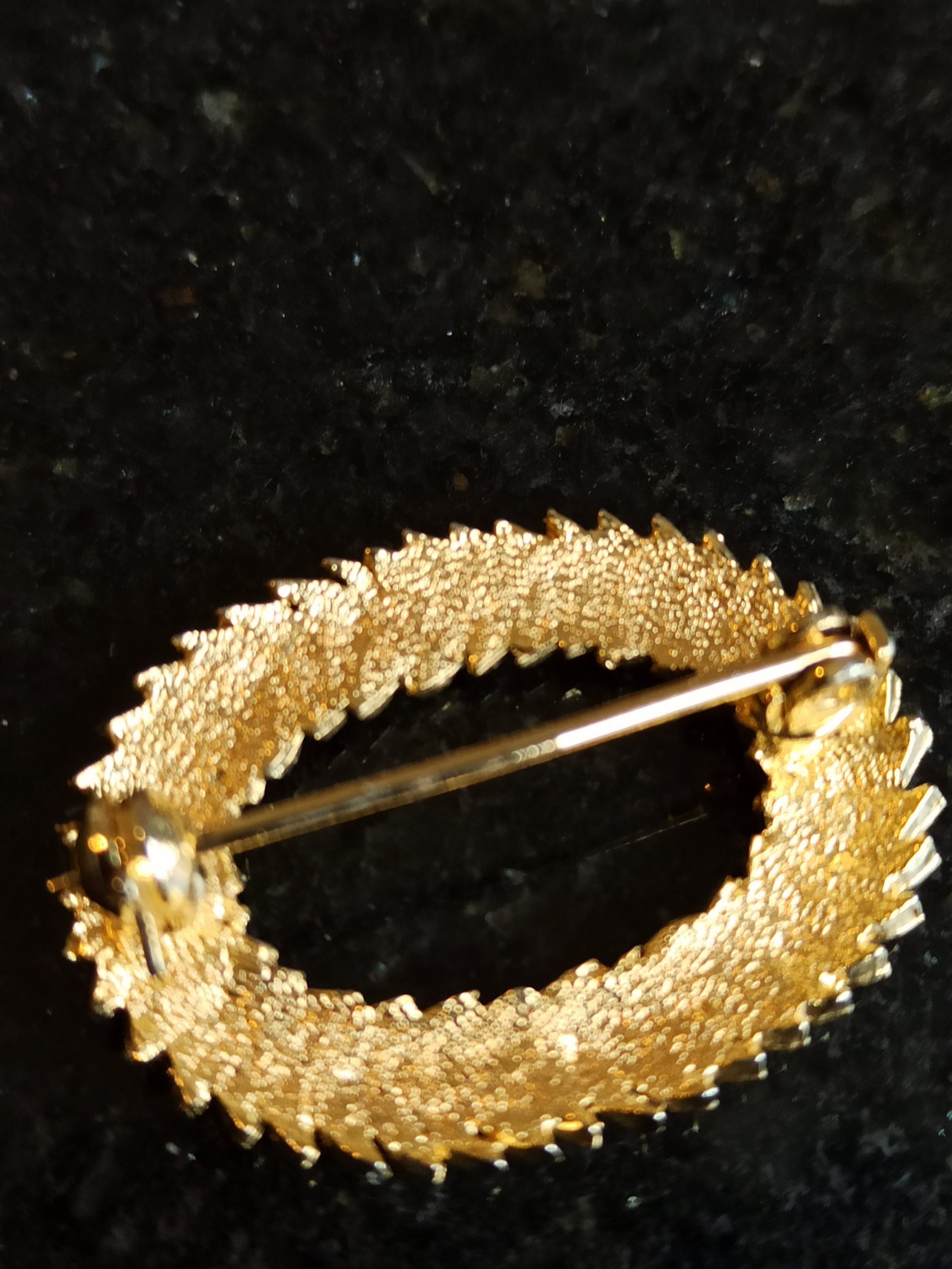 A Vintage Collection of Brooches. - Image 10