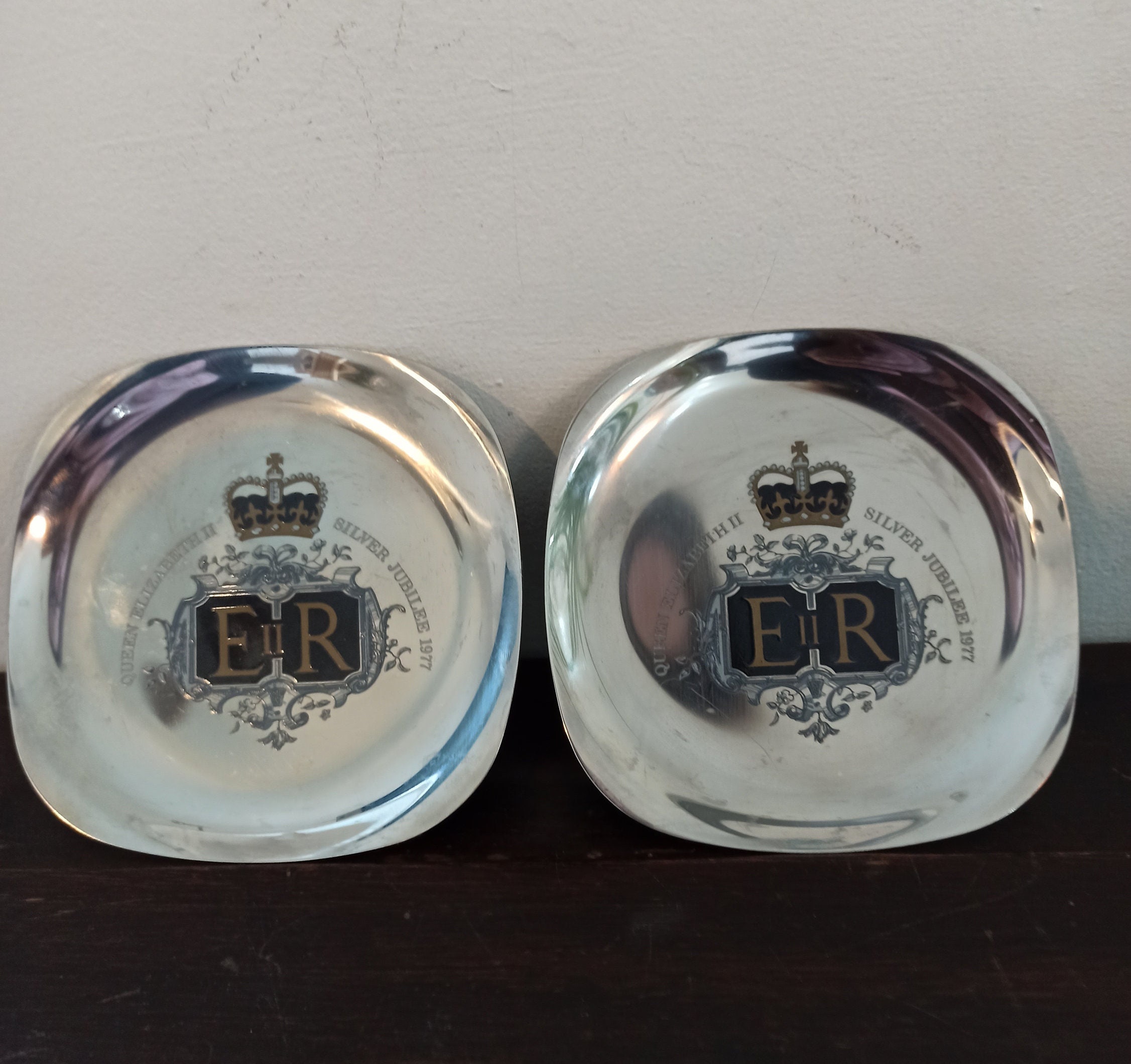 Two Queen Elizabeth II Silver Jubilee Pin Dishes. 1977. Arthur Price. - Image 2
