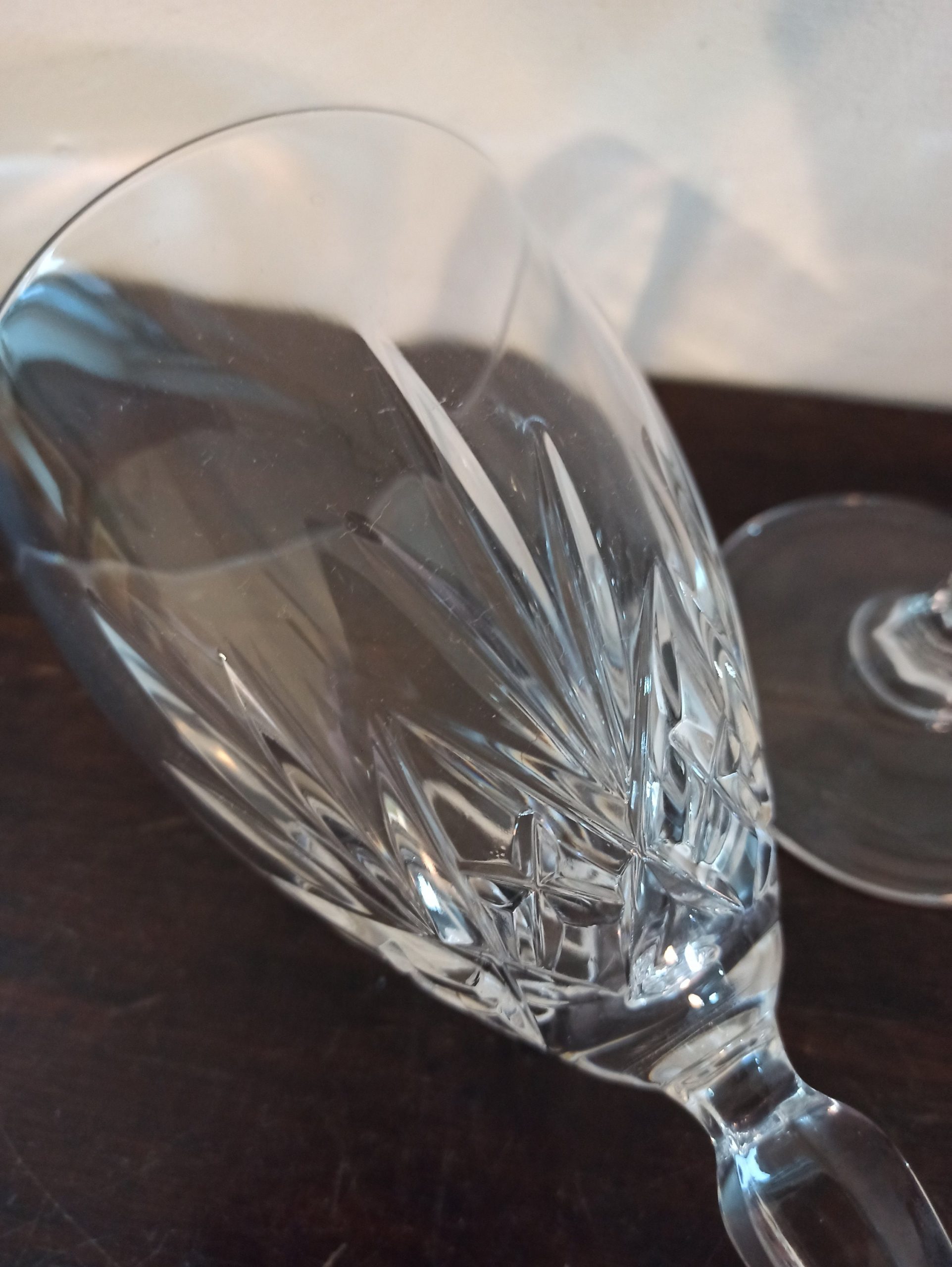 A Vintage Pair of Medium Sized Wine Glasses. Excellent Condition. - Image 5