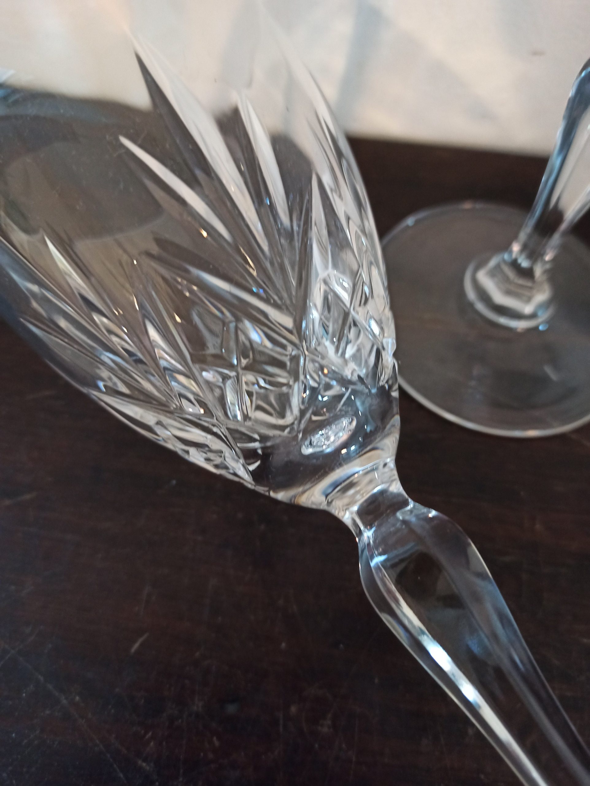 A Vintage Pair of Medium Sized Wine Glasses. Excellent Condition. - Image 6