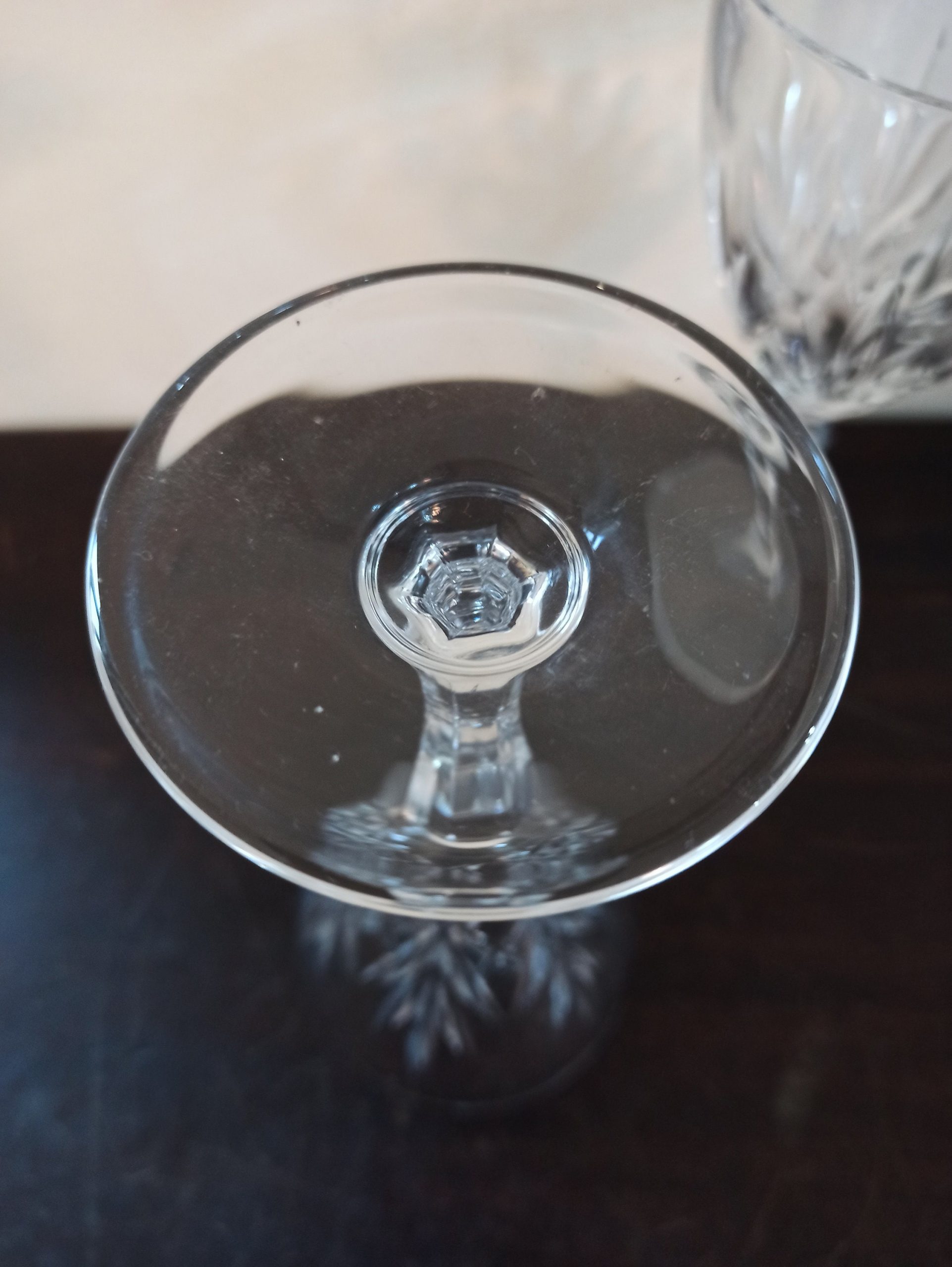 A Vintage Pair of Medium Sized Wine Glasses. Excellent Condition. - Image 8