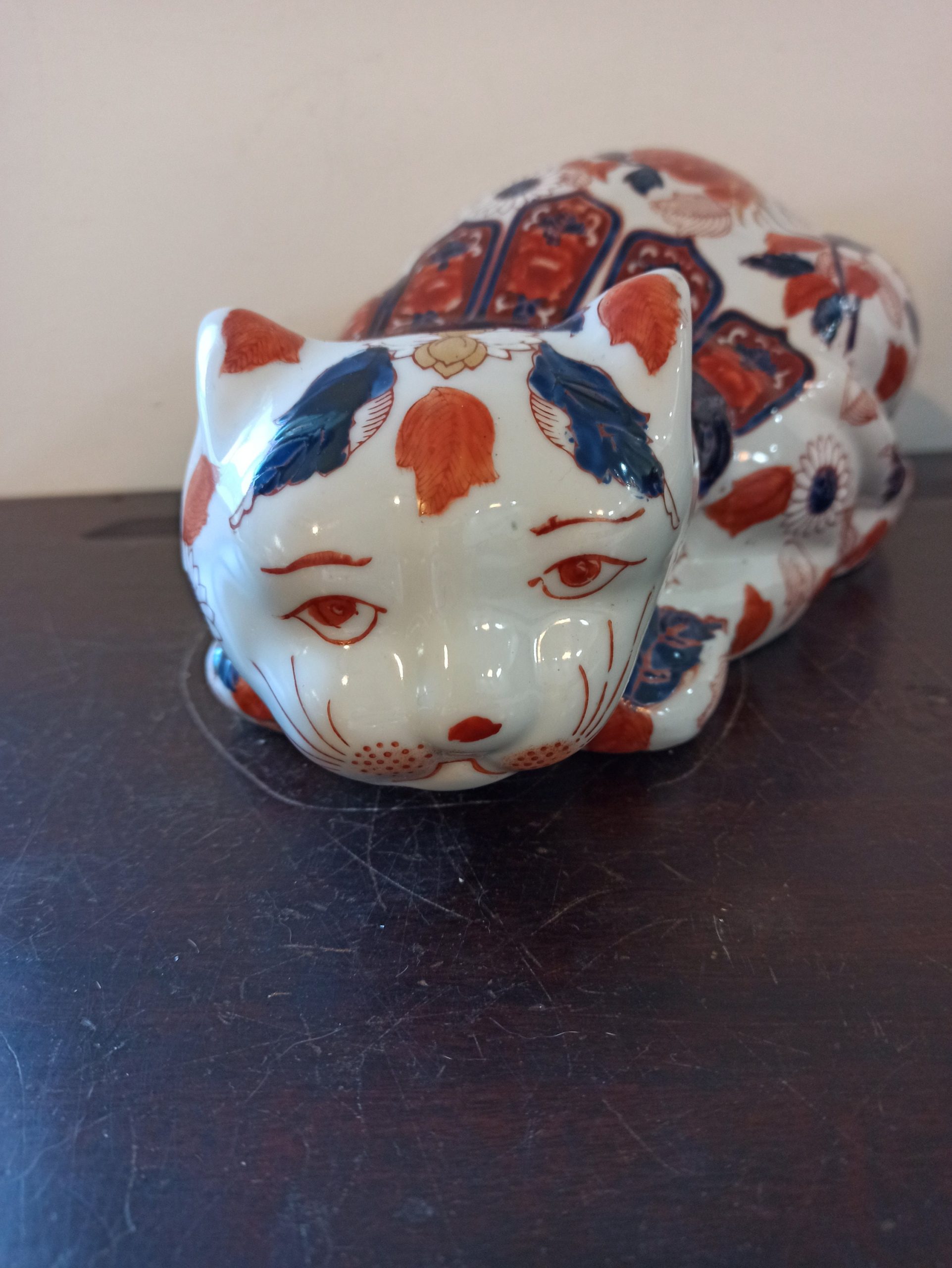 Vintage Imari Cat Figurine. Early 20th Centuary. Hand Painted. Very Good Condition. - Image 2