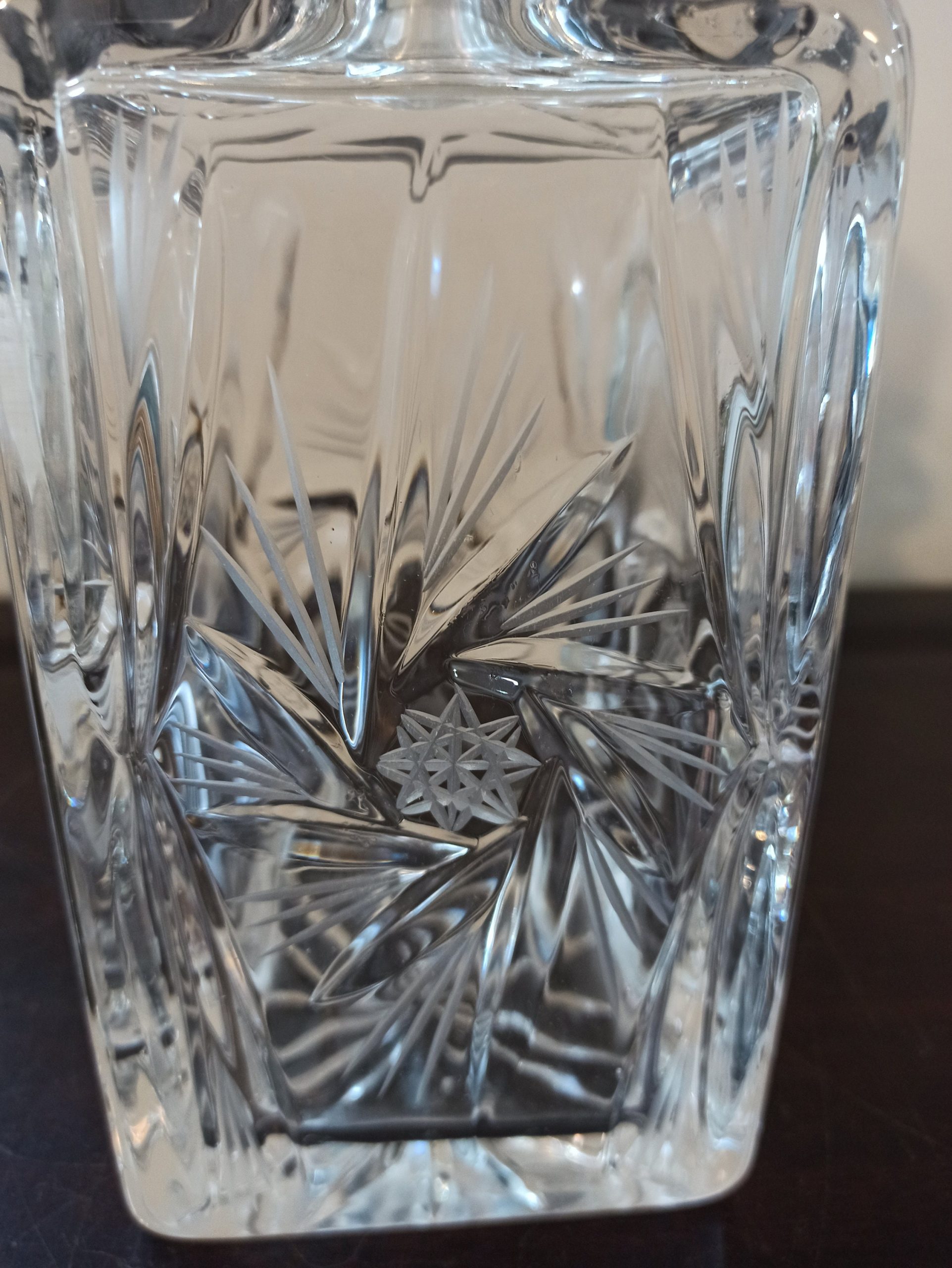 Vintage Square Shoulder Lead Crystal Decanter. Stopper Fits Perfectly. Pin Wheel Design. Very Good Condition. - Image 4