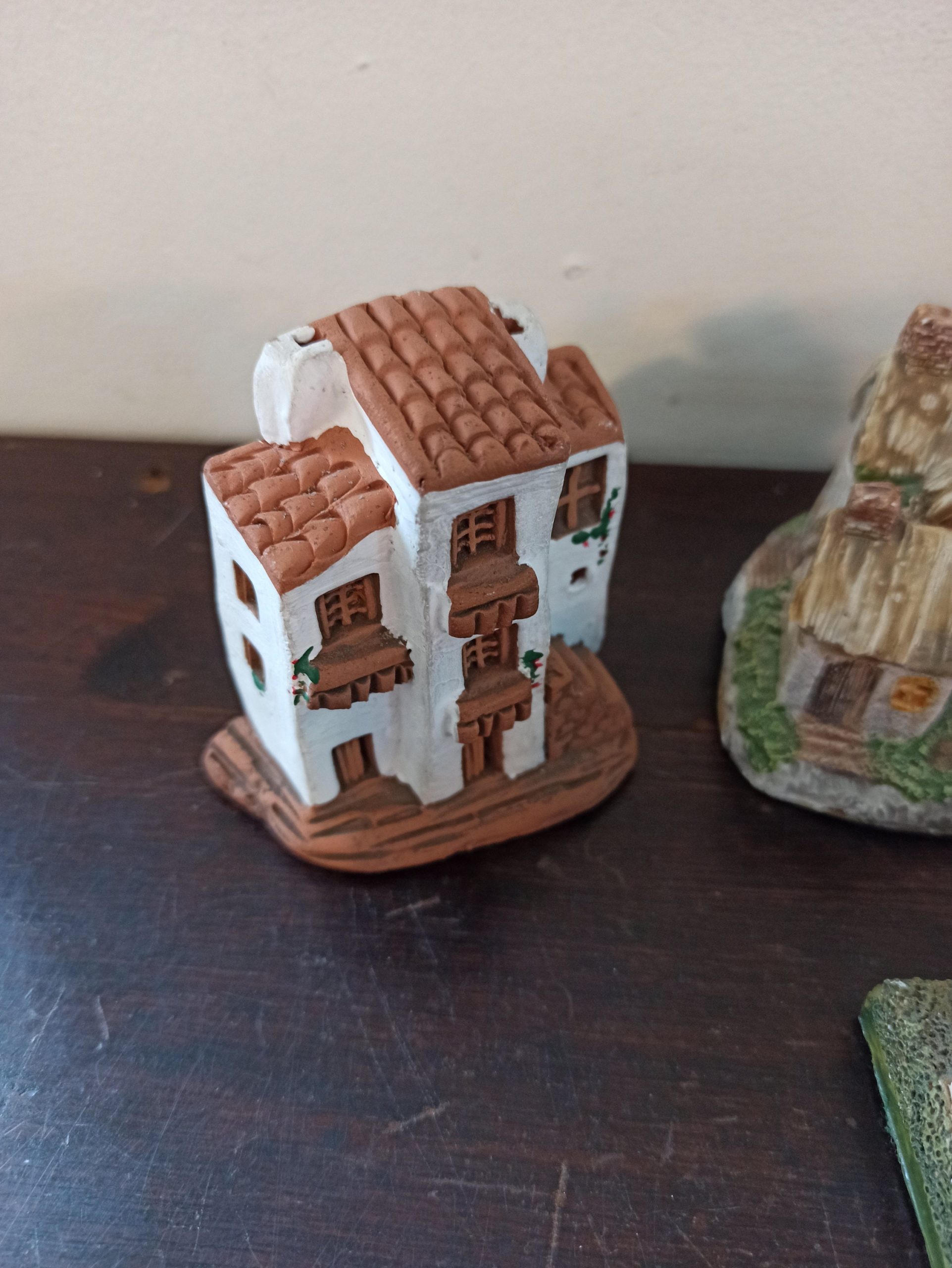 A Collection of 4 Model Buildings. Very Good Condition. One Lilliput Lane. Woodcutters Cottage (1983) - Image 2