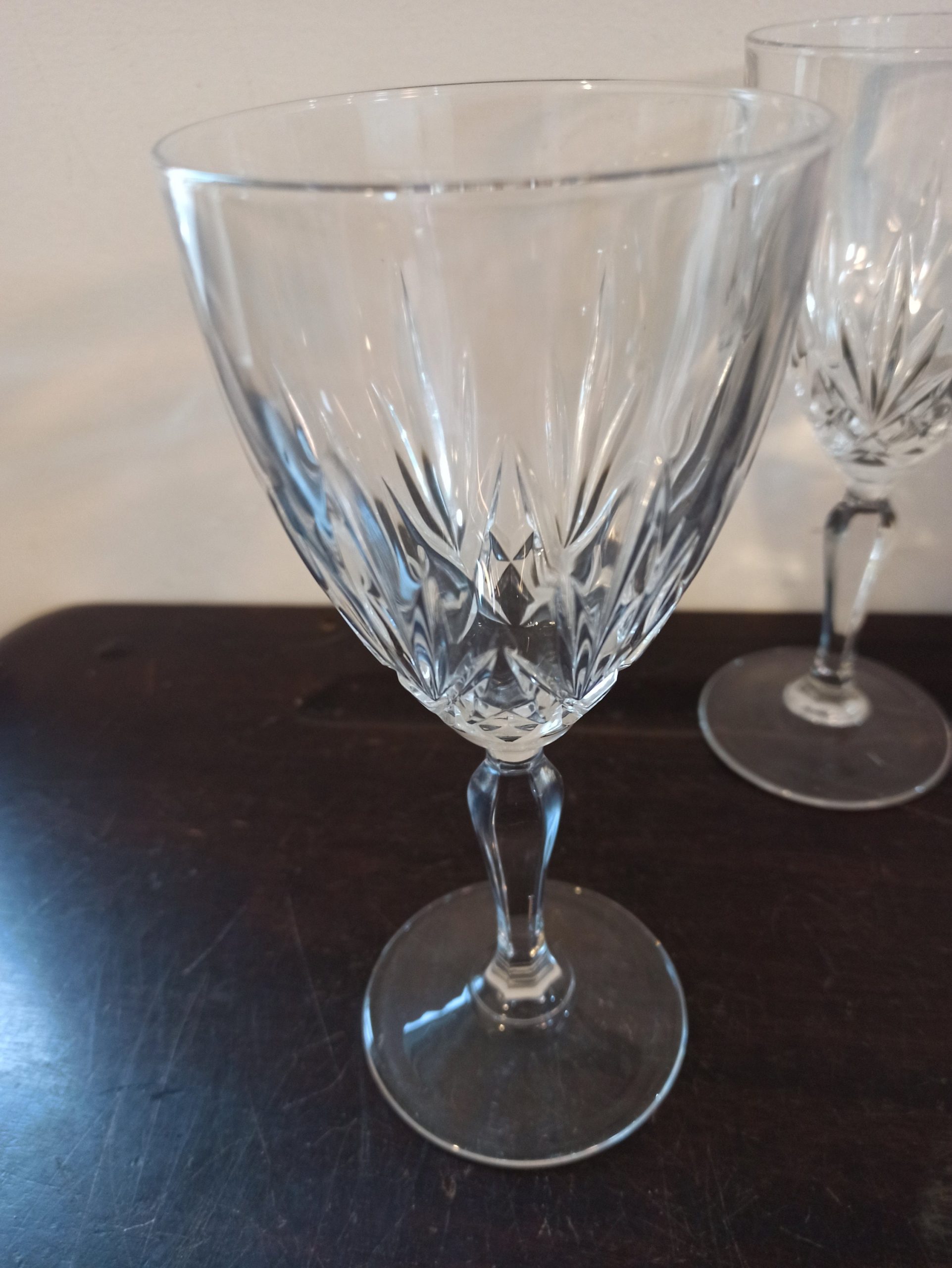 A Vintage Pair of Medium Sized Wine Glasses. Excellent Condition. - Image 4