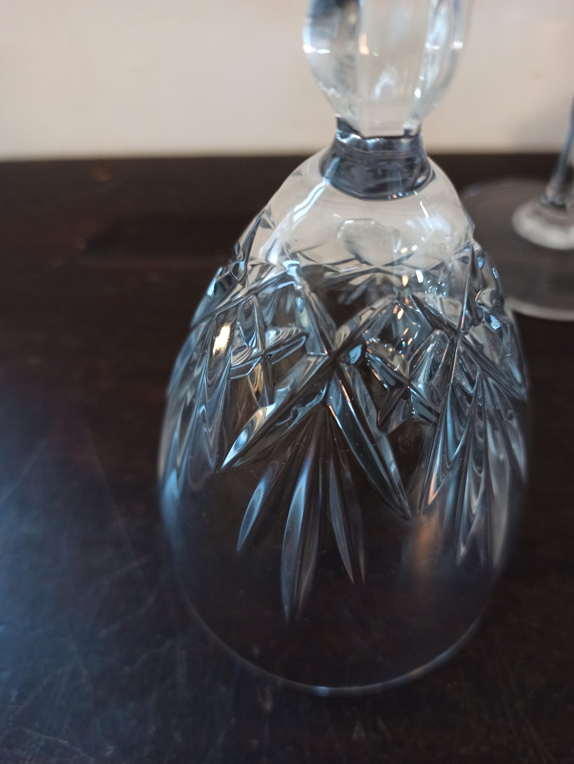 A Vintage Pair of Medium Sized Wine Glasses. Excellent Condition. - Image 9