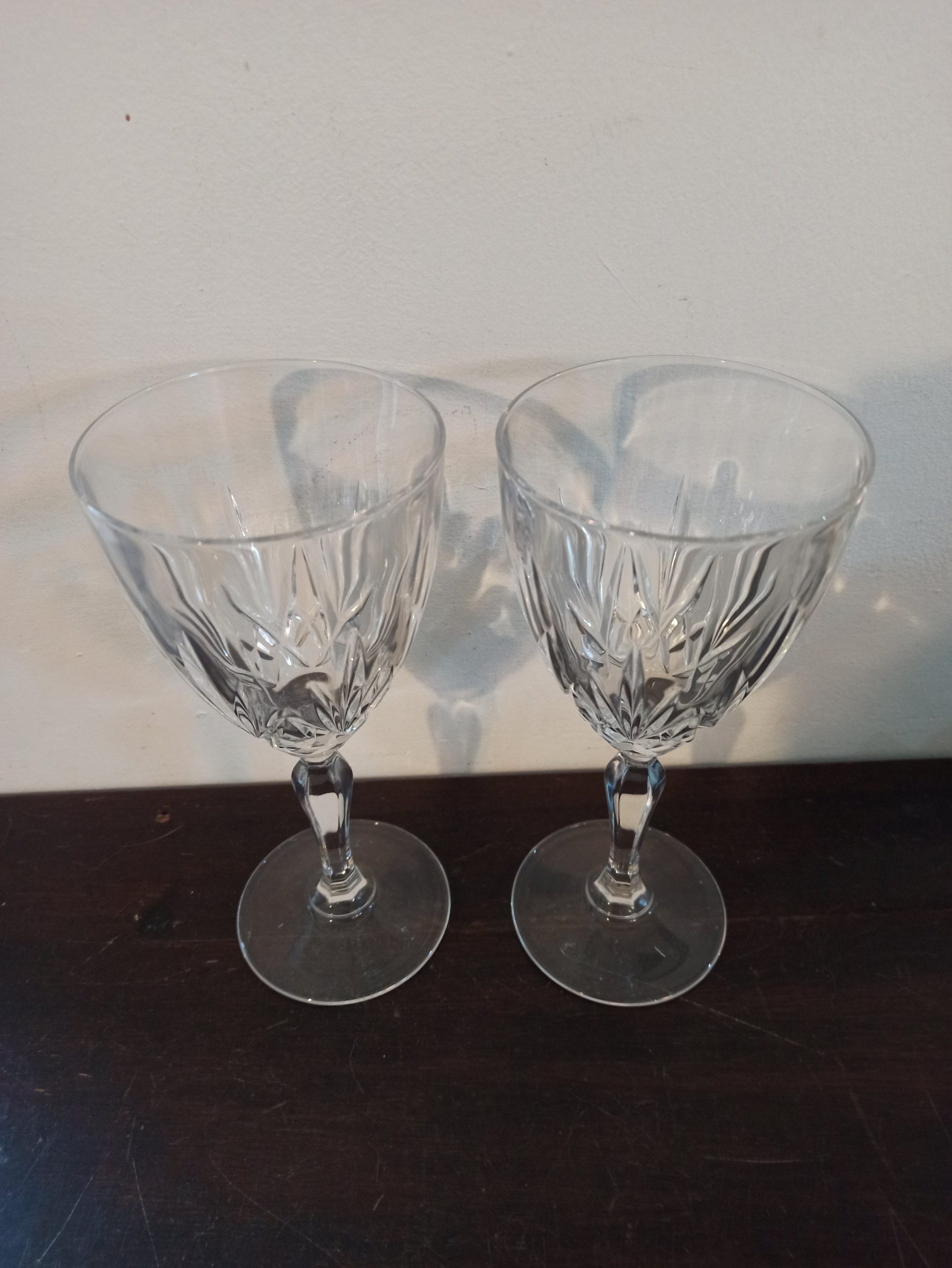 A Vintage Pair of Medium Sized Wine Glasses. Excellent Condition. - Image 2