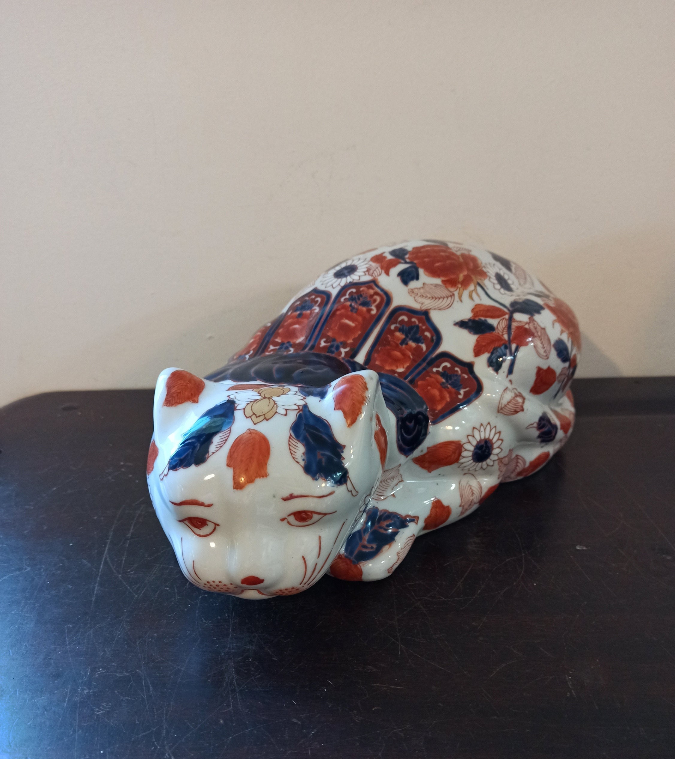 Vintage Imari Cat Figurine. Early 20th Centuary. Hand Painted. Very Good Condition.