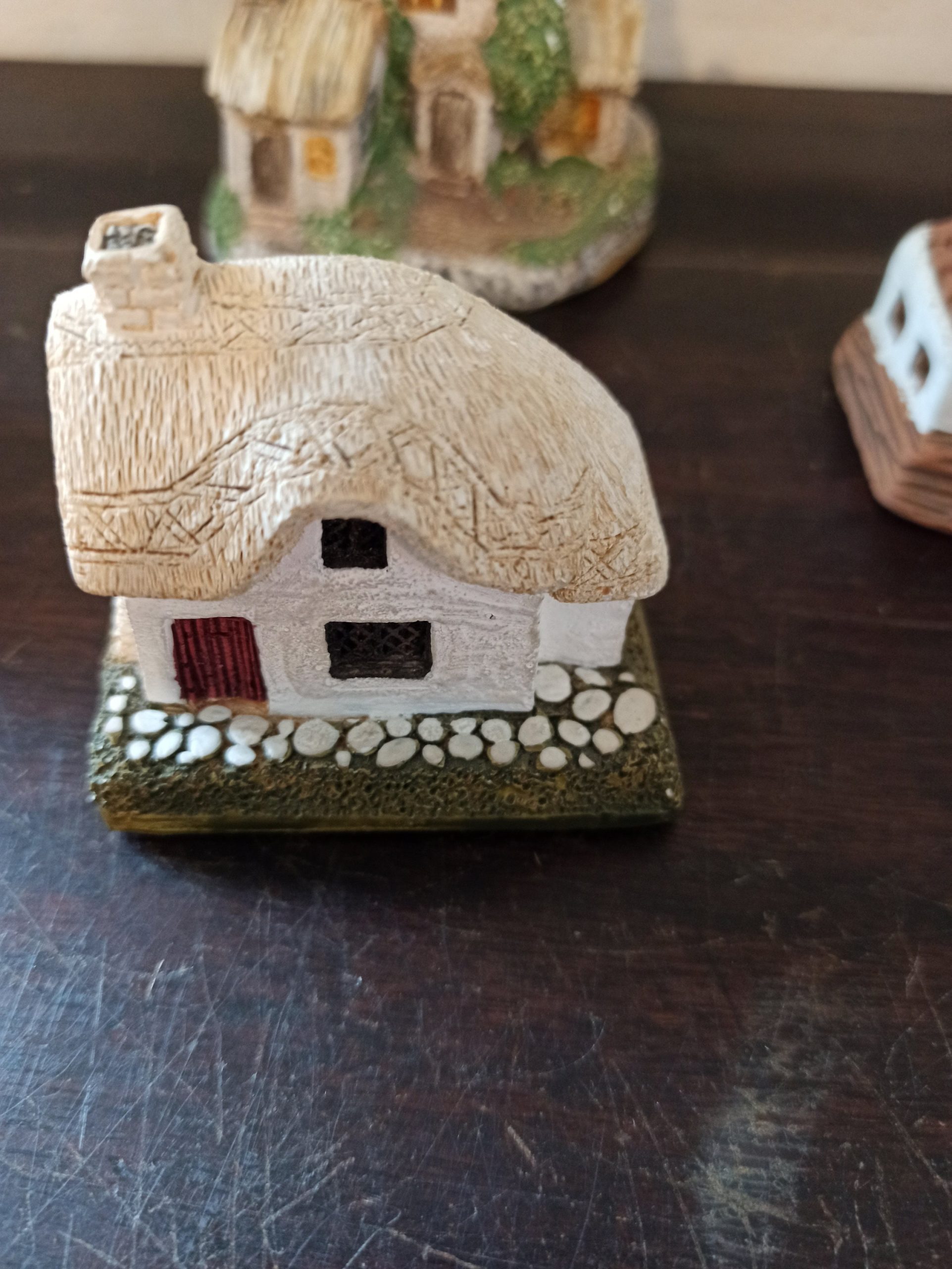 A Collection of 4 Model Buildings. Very Good Condition. One Lilliput Lane. Woodcutters Cottage (1983) - Image 6
