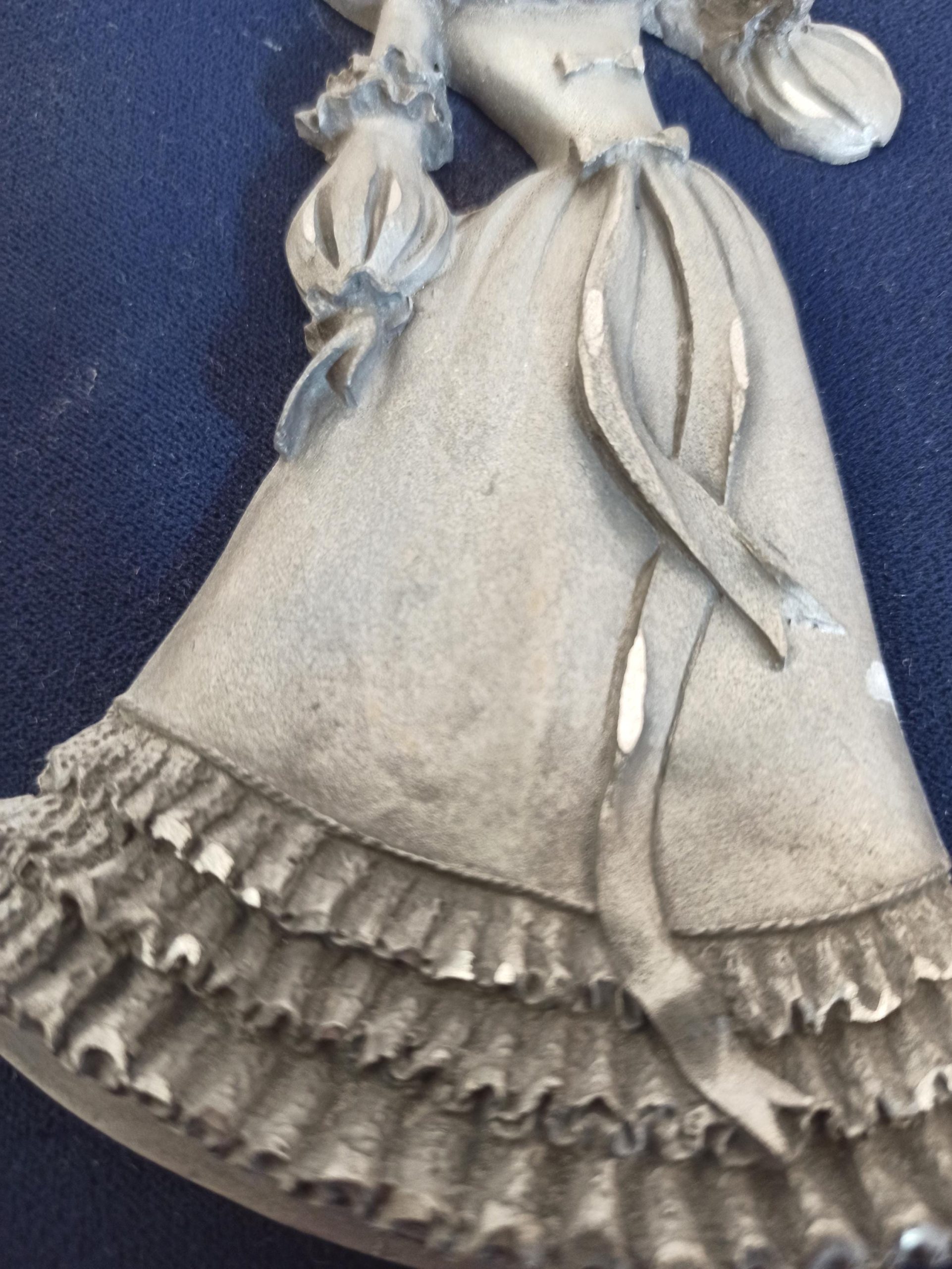 Small Vintage Wall Picture. Lady in Period Costume. Pewter. Good Condition. - Image 6
