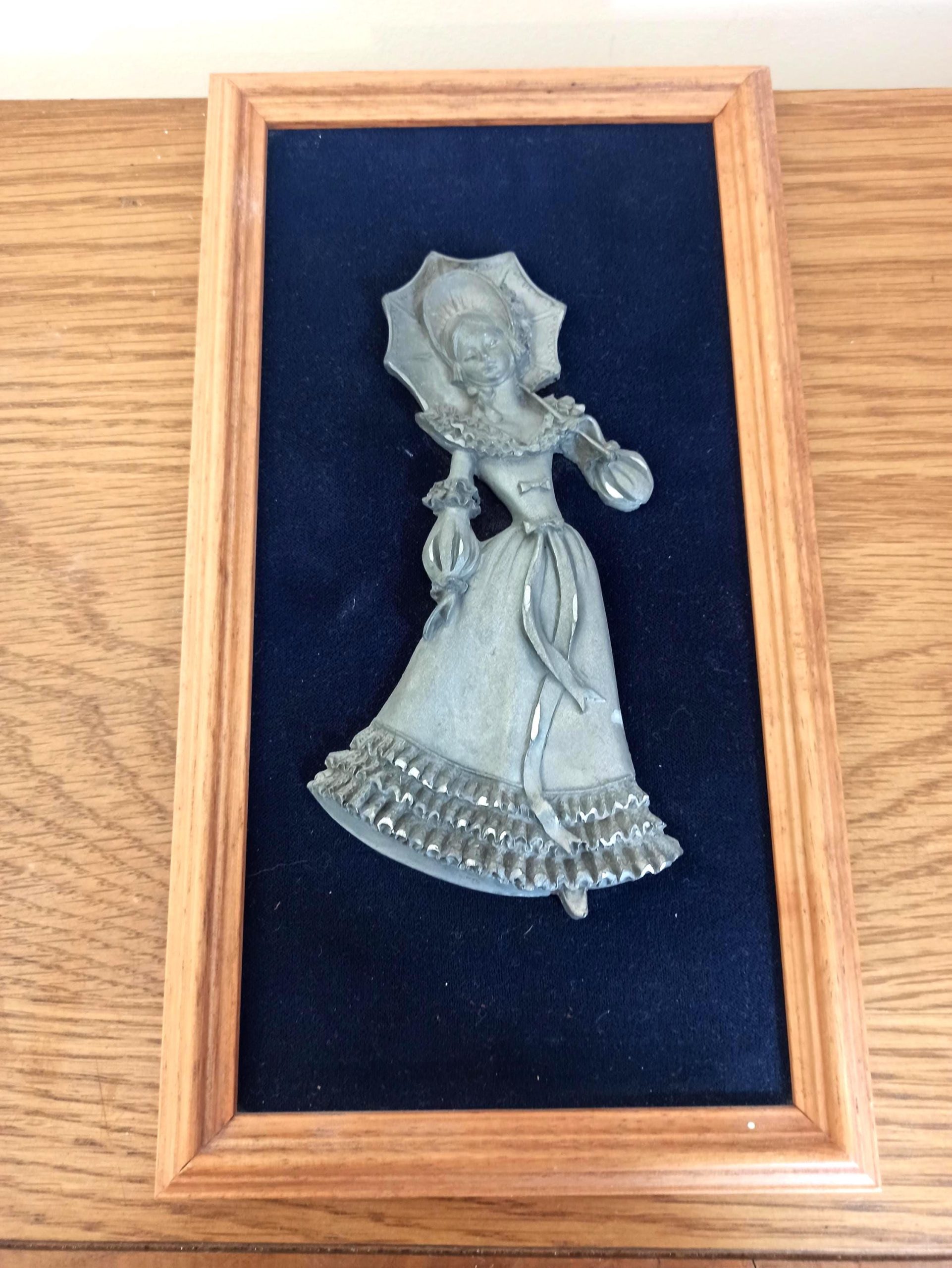Small Vintage Wall Picture. Lady in Period Costume. Pewter. Good Condition. - Image 4