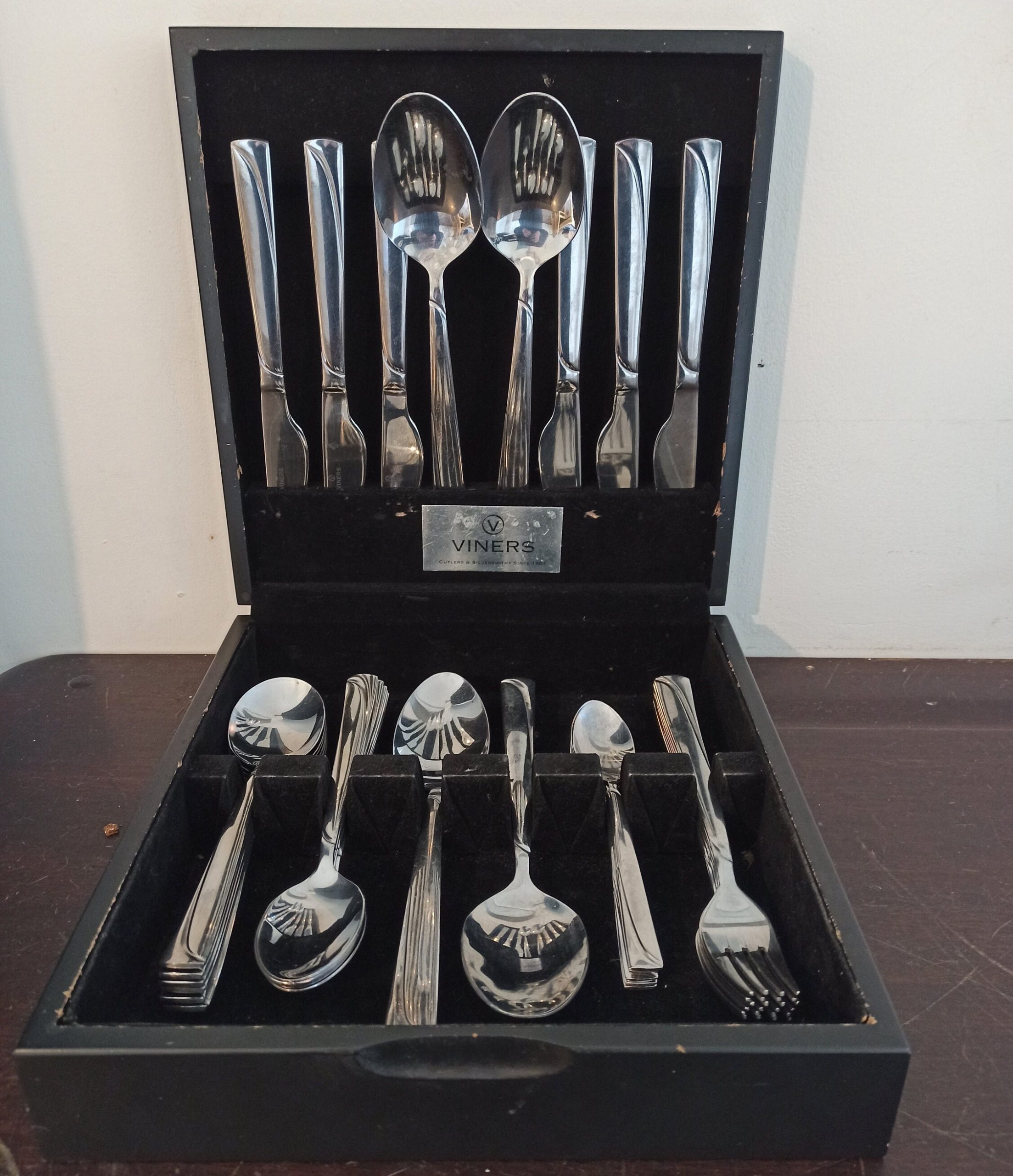 Vintage Viners Cutlery Set for 6. Good Condition.