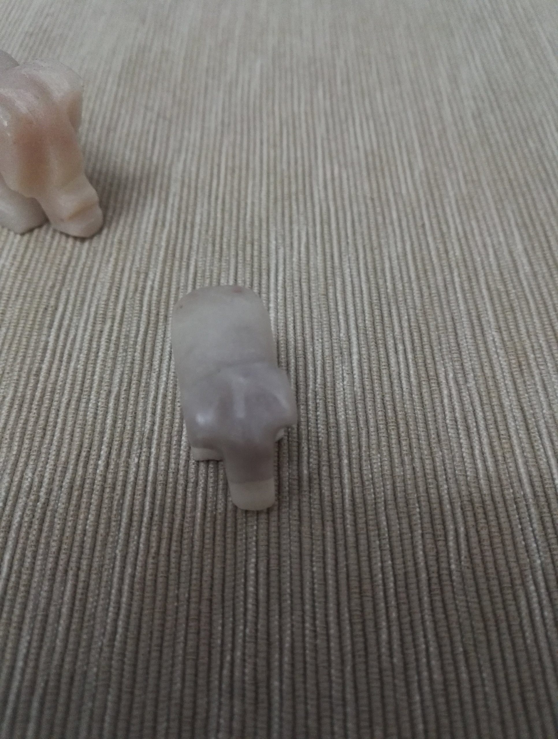 Five Beautiful Miniature Marble Elephants - Excellent present and in Good to very Good Condition! - Image 9