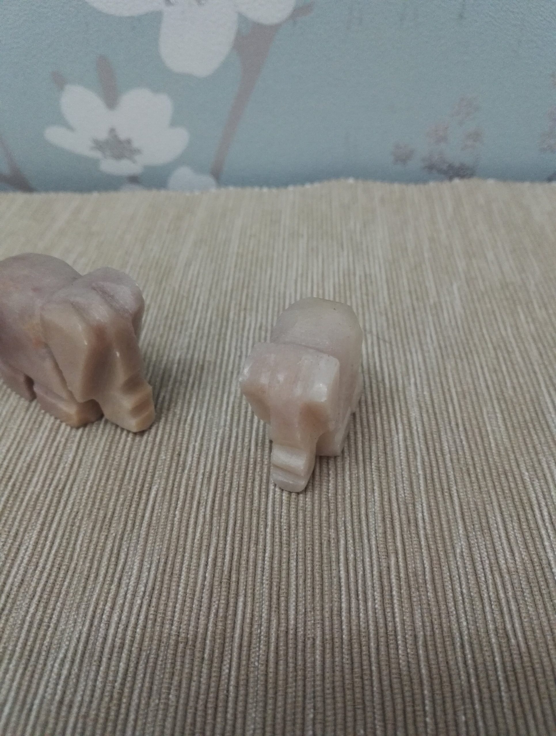 Five Beautiful Miniature Marble Elephants - Excellent present and in Good to very Good Condition! - Image 6