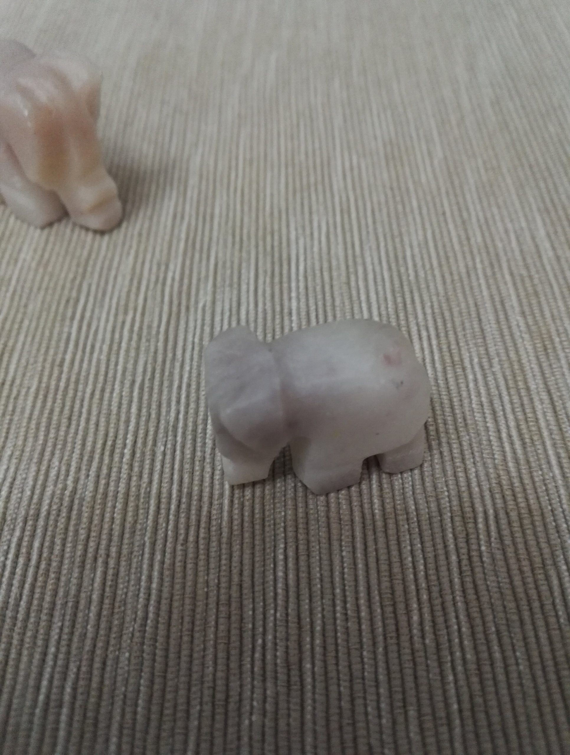 Five Beautiful Miniature Marble Elephants - Excellent present and in Good to very Good Condition! - Image 8
