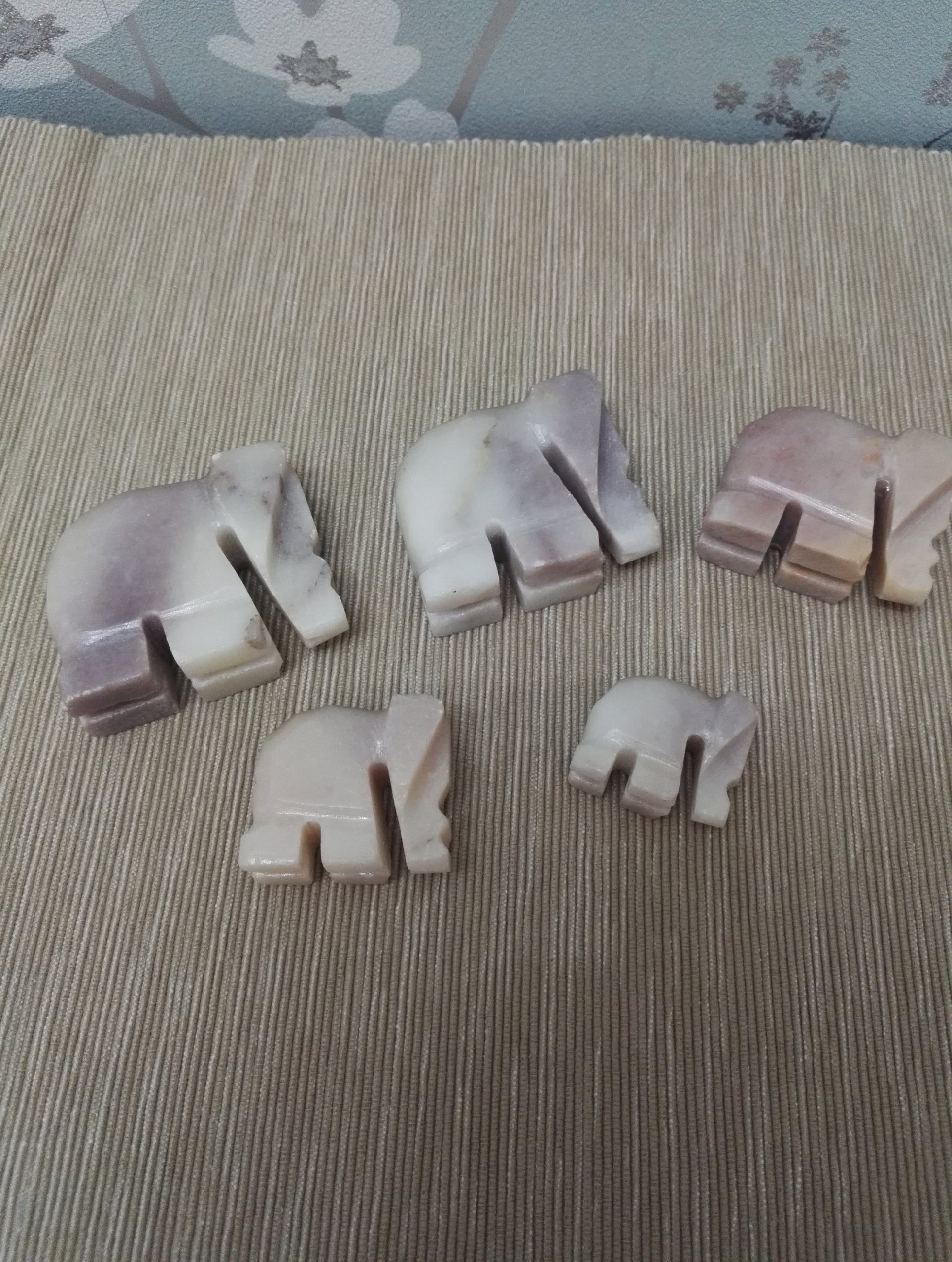 Five Beautiful Miniature Marble Elephants - Excellent present and in Good to very Good Condition! - Image 10