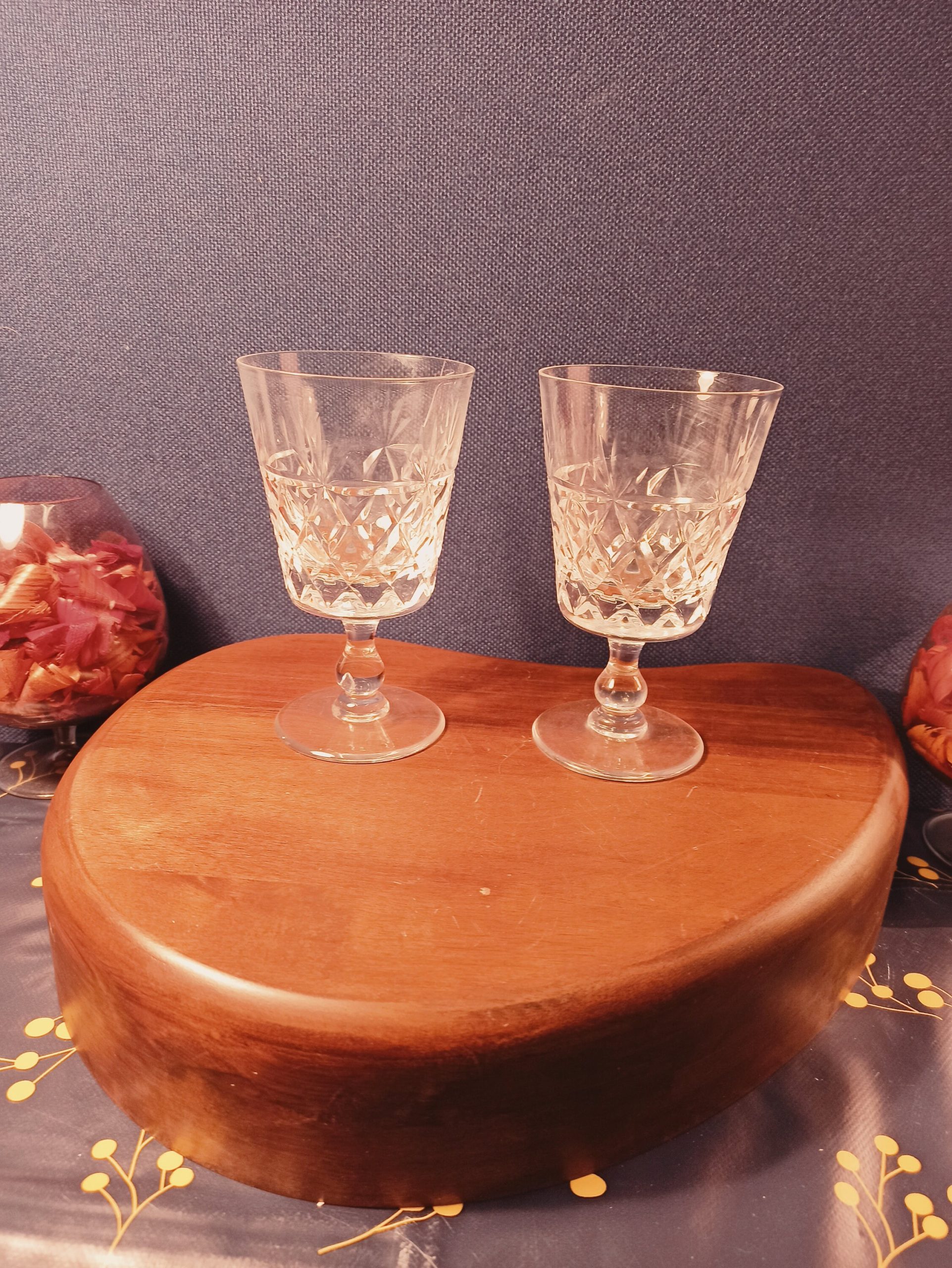 2 Vintage Small Wine Glasses. Very Good Condition. - Image 2