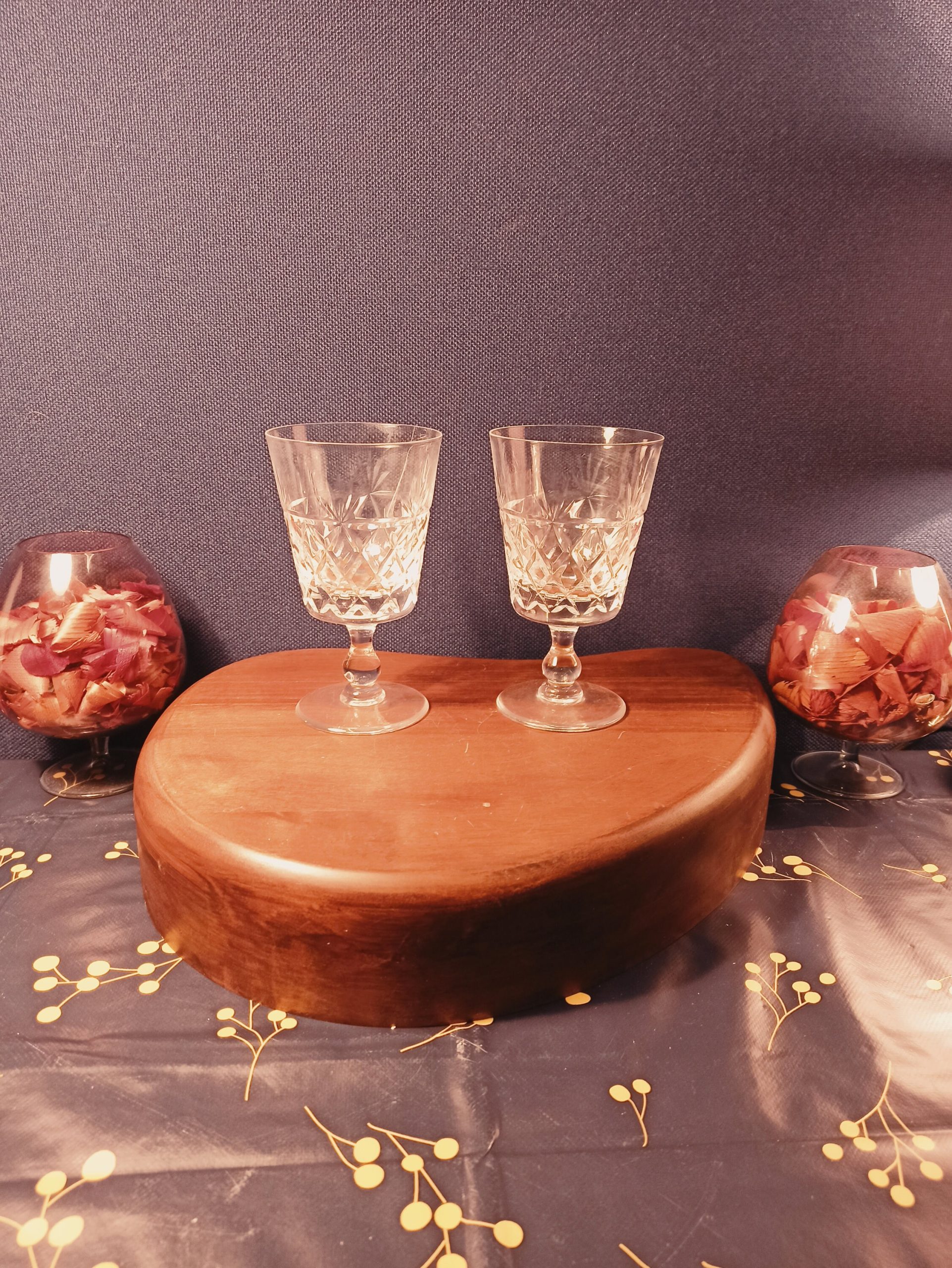 2 Vintage Small Wine Glasses. Very Good Condition. - Image 3
