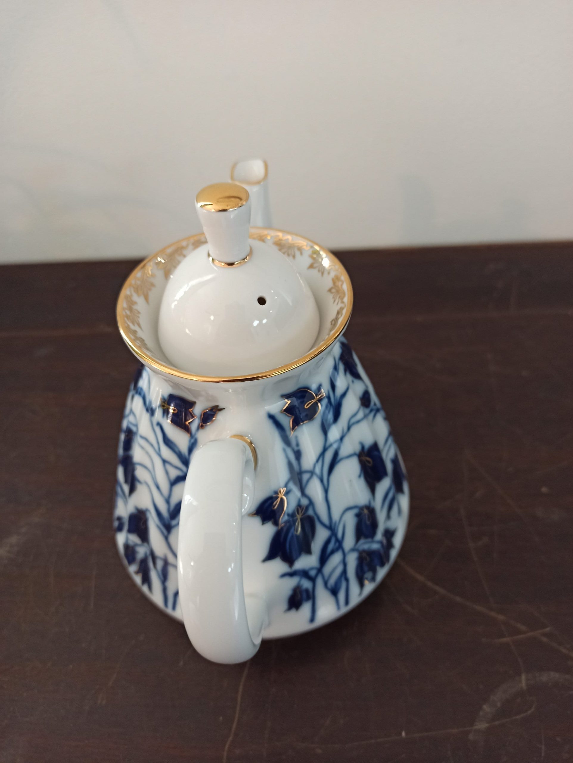 Vintage Lamonosov Russian Teapot. Excellent Condition. Hand Painted. Ribbed Style Body. 22ct. Gold Paint. Imperial Porcelain Factory. - Image 4