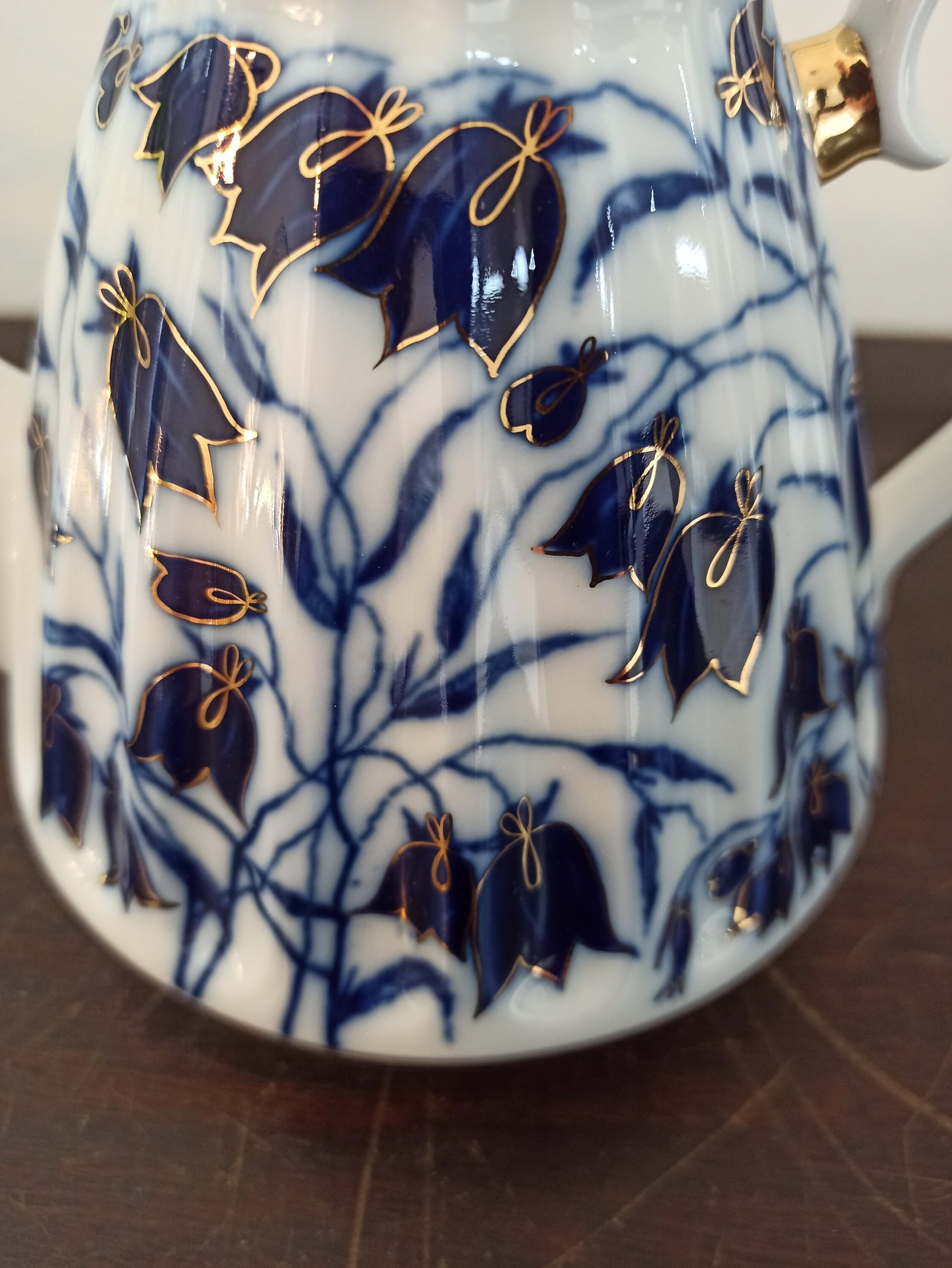 Vintage Lamonosov Russian Teapot. Excellent Condition. Hand Painted. Ribbed Style Body. 22ct. Gold Paint. Imperial Porcelain Factory. - Image 5