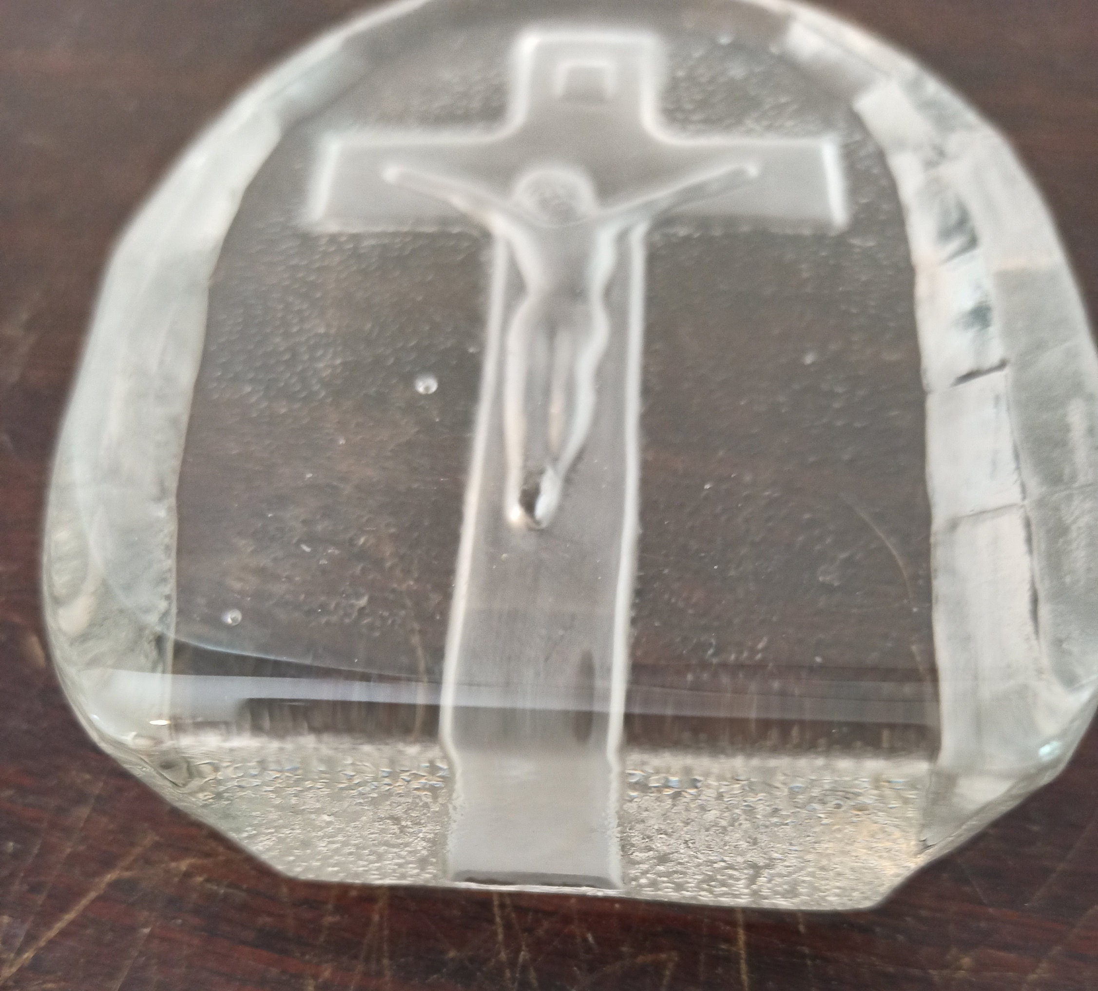 Vintage Clear Glass Paperweight. Religous Scene. Excellent Condition. - Image 3