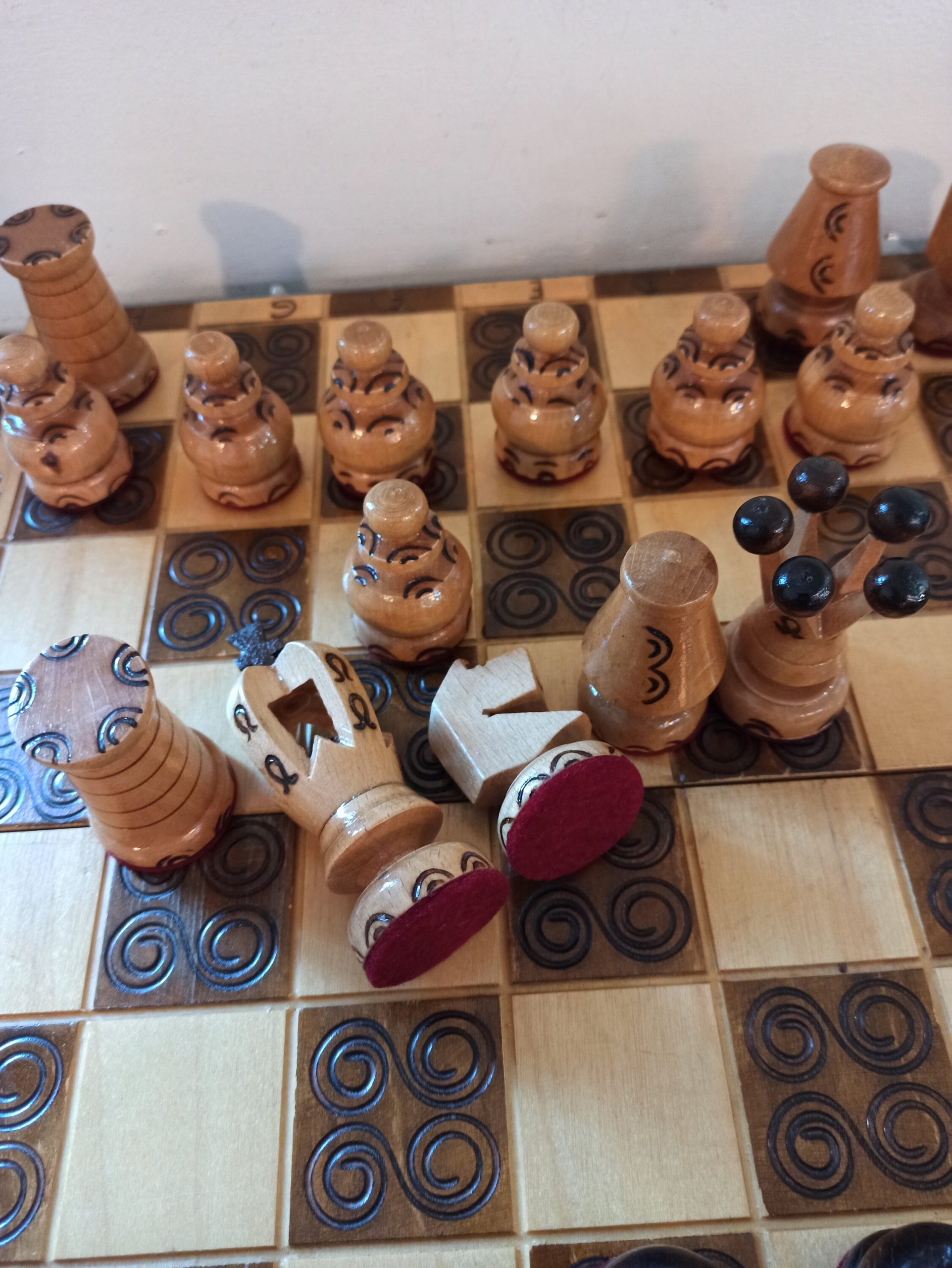 Vintage Wooden Chess Set With Board. Hand Carved. Very Good Condition. - Image 2