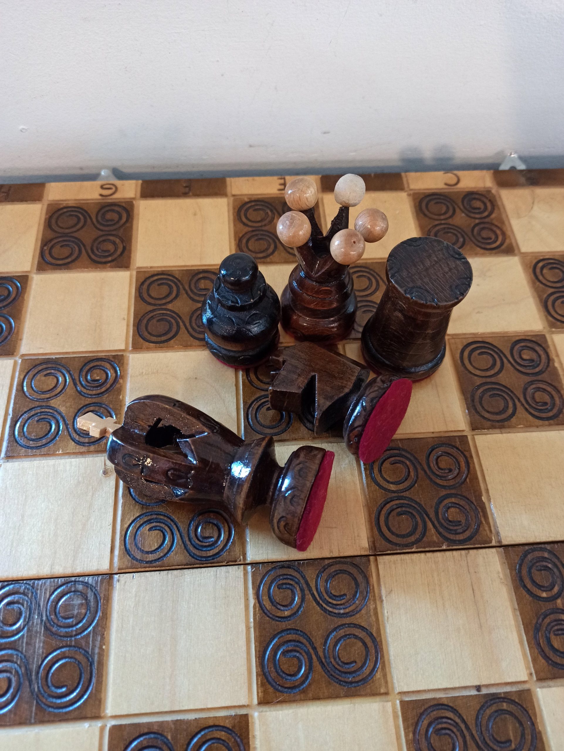 Vintage Wooden Chess Set With Board. Hand Carved. Very Good Condition. - Image 3