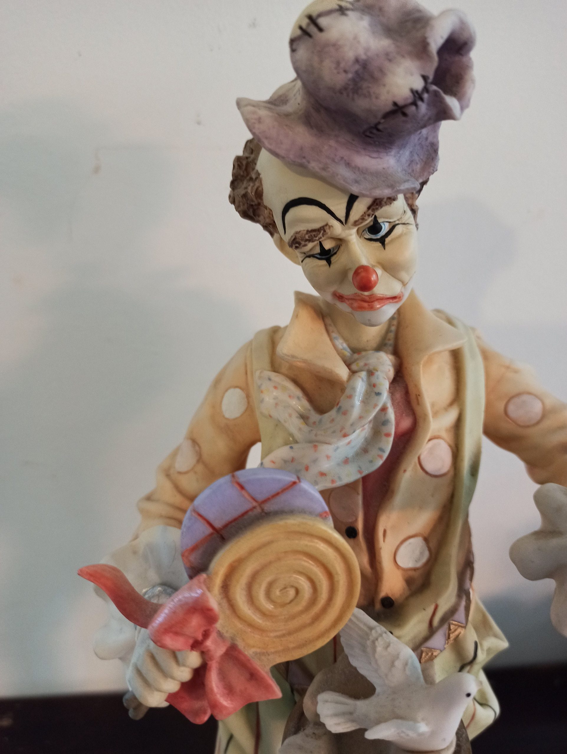 Vintage Leonardo Clown Ornamental Figurine. The Circus Comes To Town. Very Tall. - Image 4