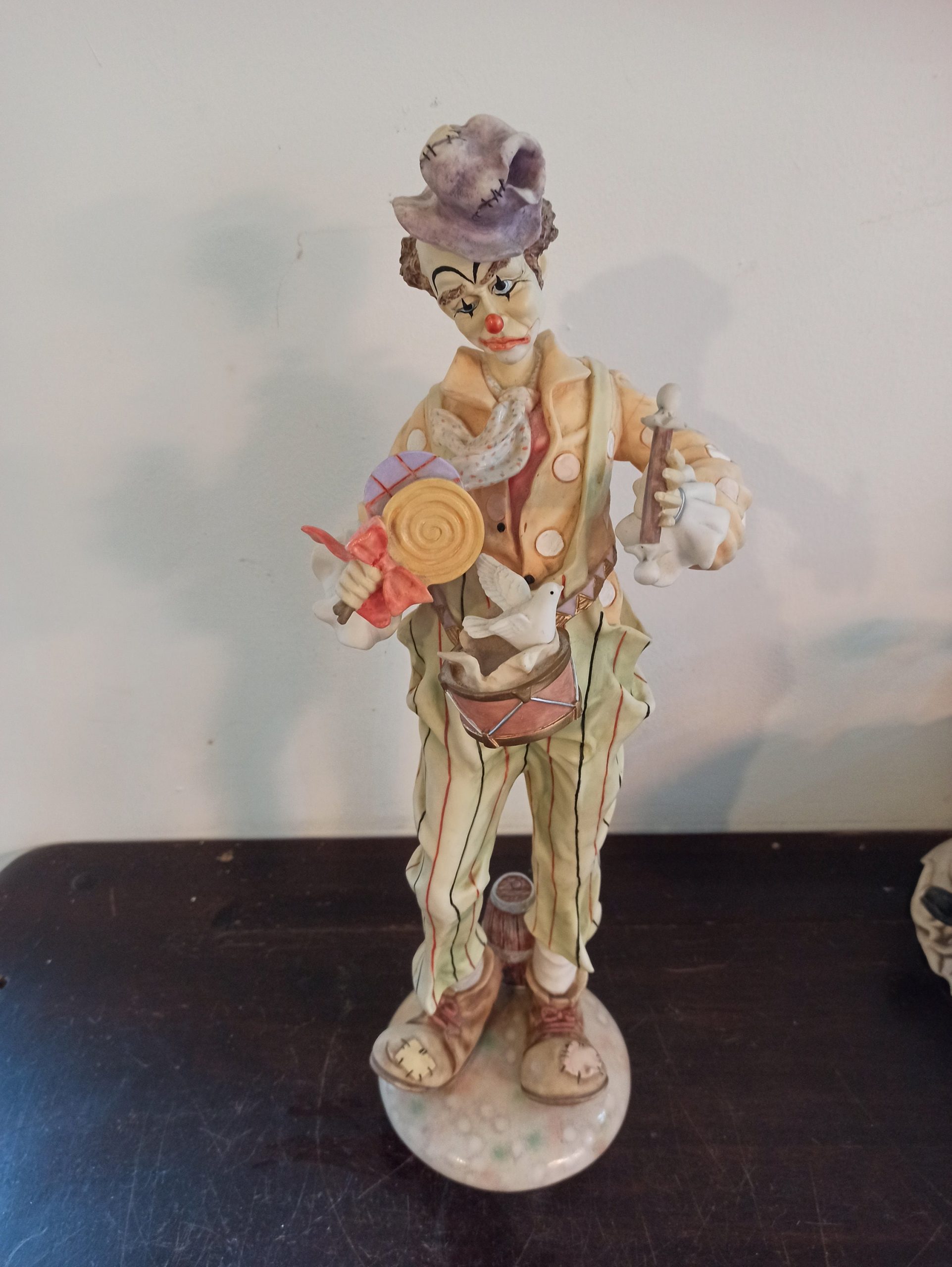 Vintage Leonardo Clown Ornamental Figurine. The Circus Comes To Town. Very Tall. - Image 3