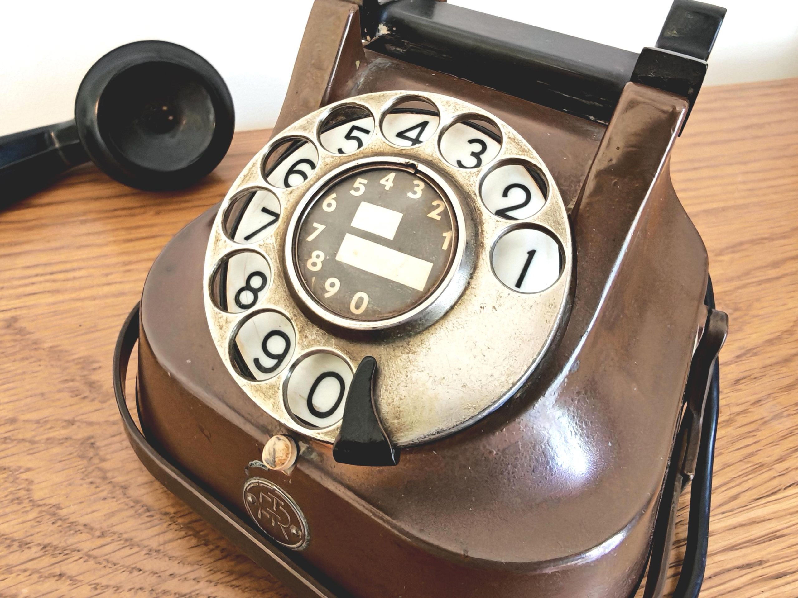 Vintage Copper & Bakelite Belgian RTT56B Rotary Telephone with Original Straight Flex Cord - Image 4