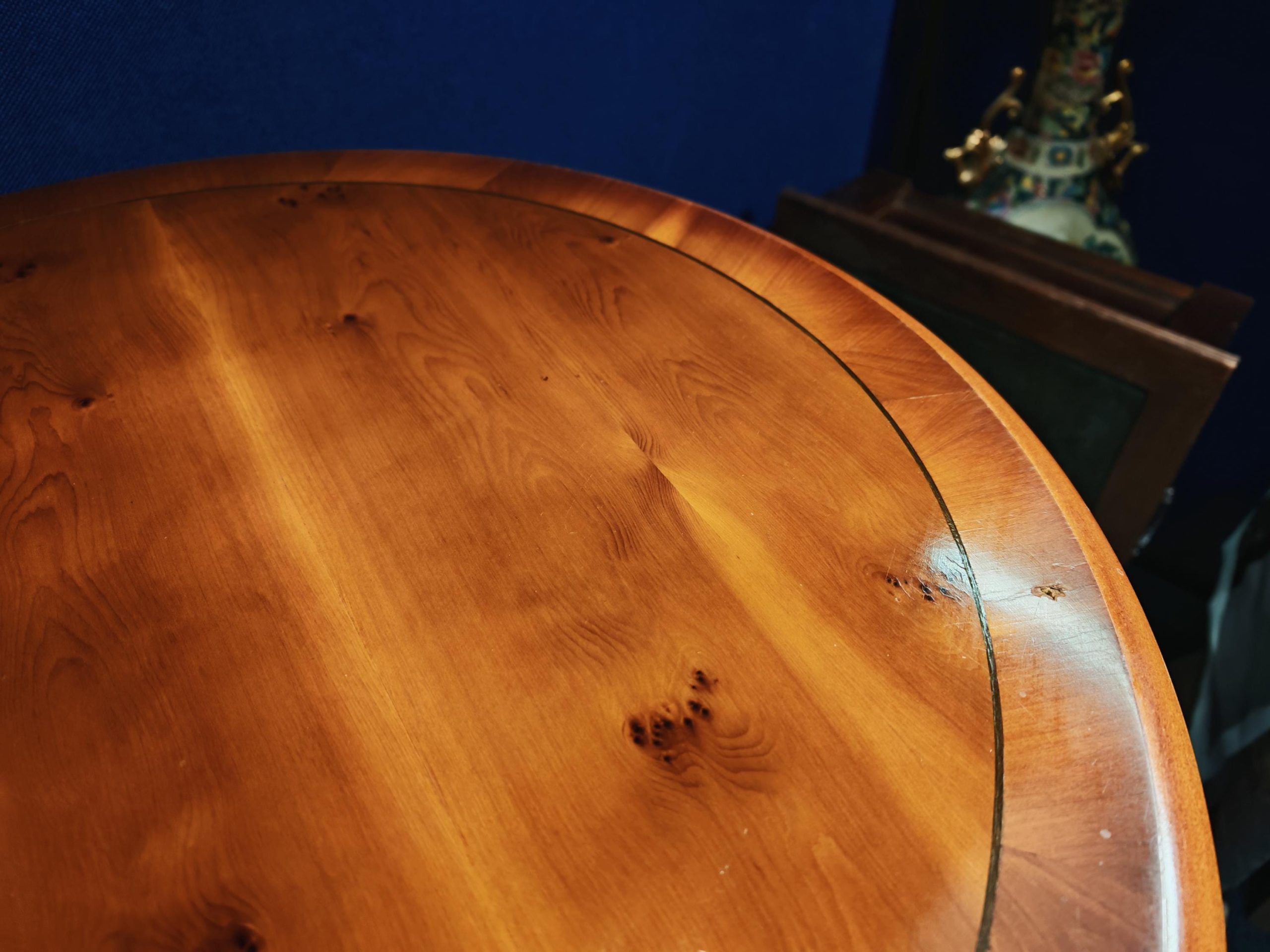 Vintage Mahogany Veneer Circular Bradley Side Table (likely 80s) with High Sheen - 54cm Diameter - 54.5cm Tall - Image 4