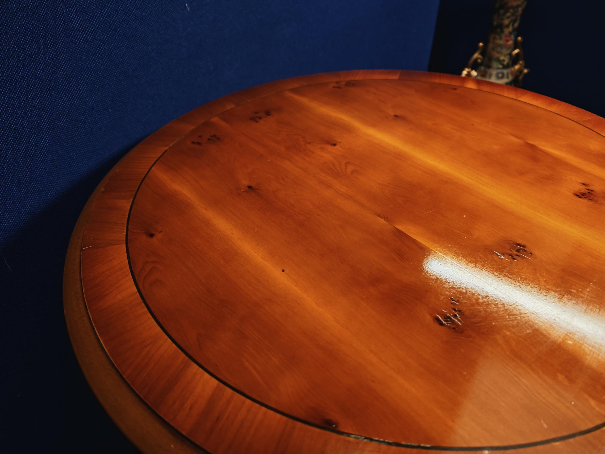 Vintage Mahogany Veneer Circular Bradley Side Table (likely 80s) with High Sheen - 54cm Diameter - 54.5cm Tall - Image 5