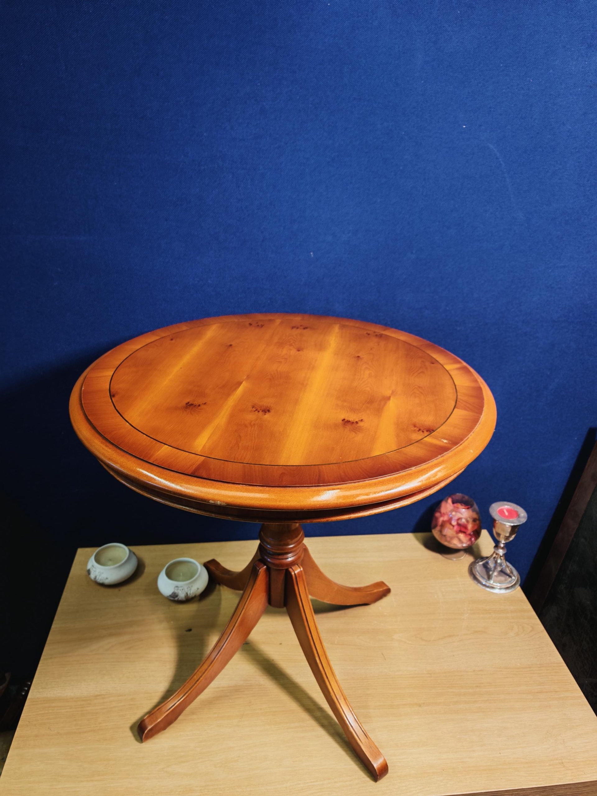 Vintage Mahogany Veneer Circular Bradley Side Table (likely 80s) with High Sheen - 54cm Diameter - 54.5cm Tall - Image 2