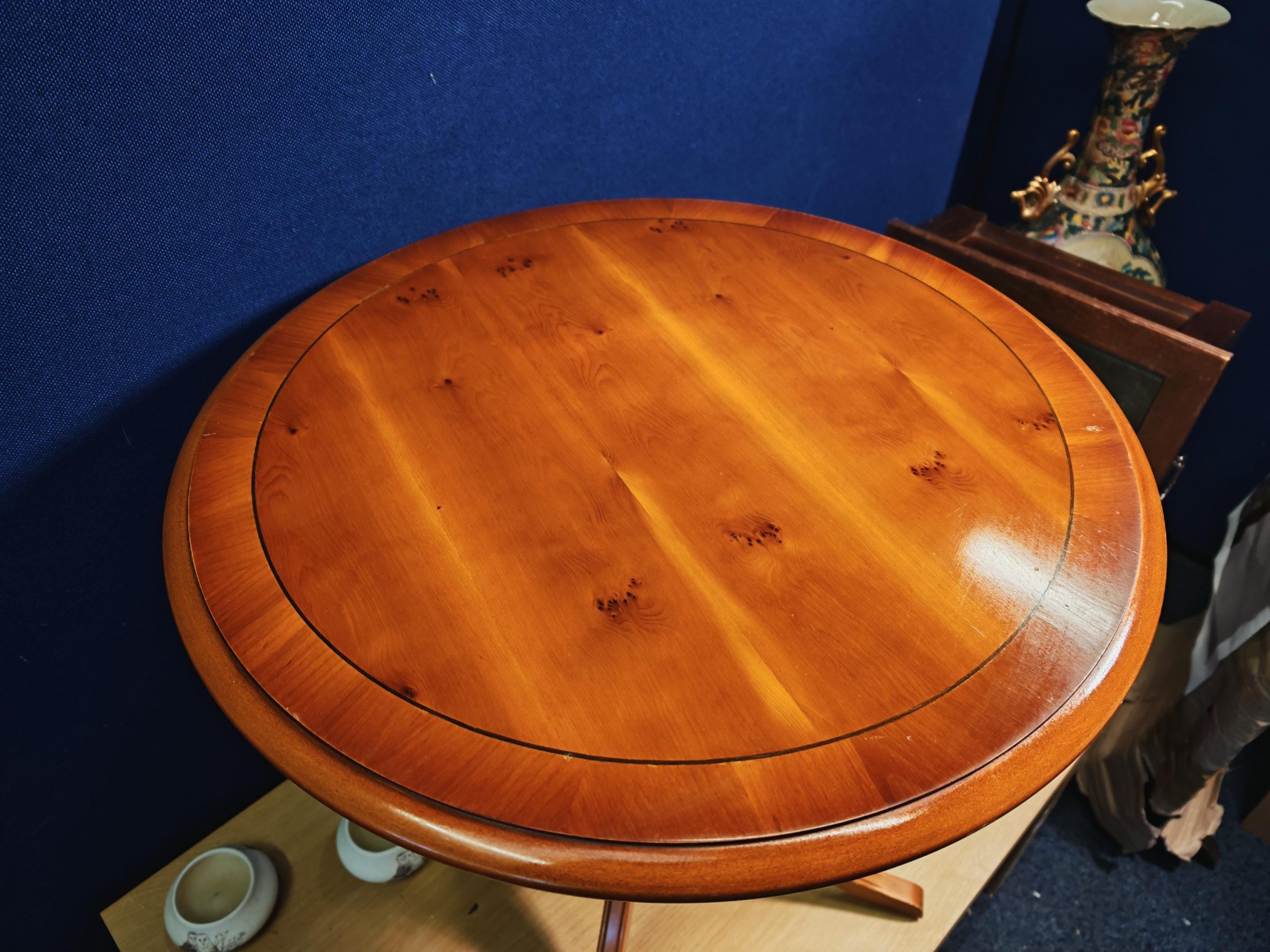 Vintage Mahogany Veneer Circular Bradley Side Table (likely 80s) with High Sheen - 54cm Diameter - 54.5cm Tall - Image 3