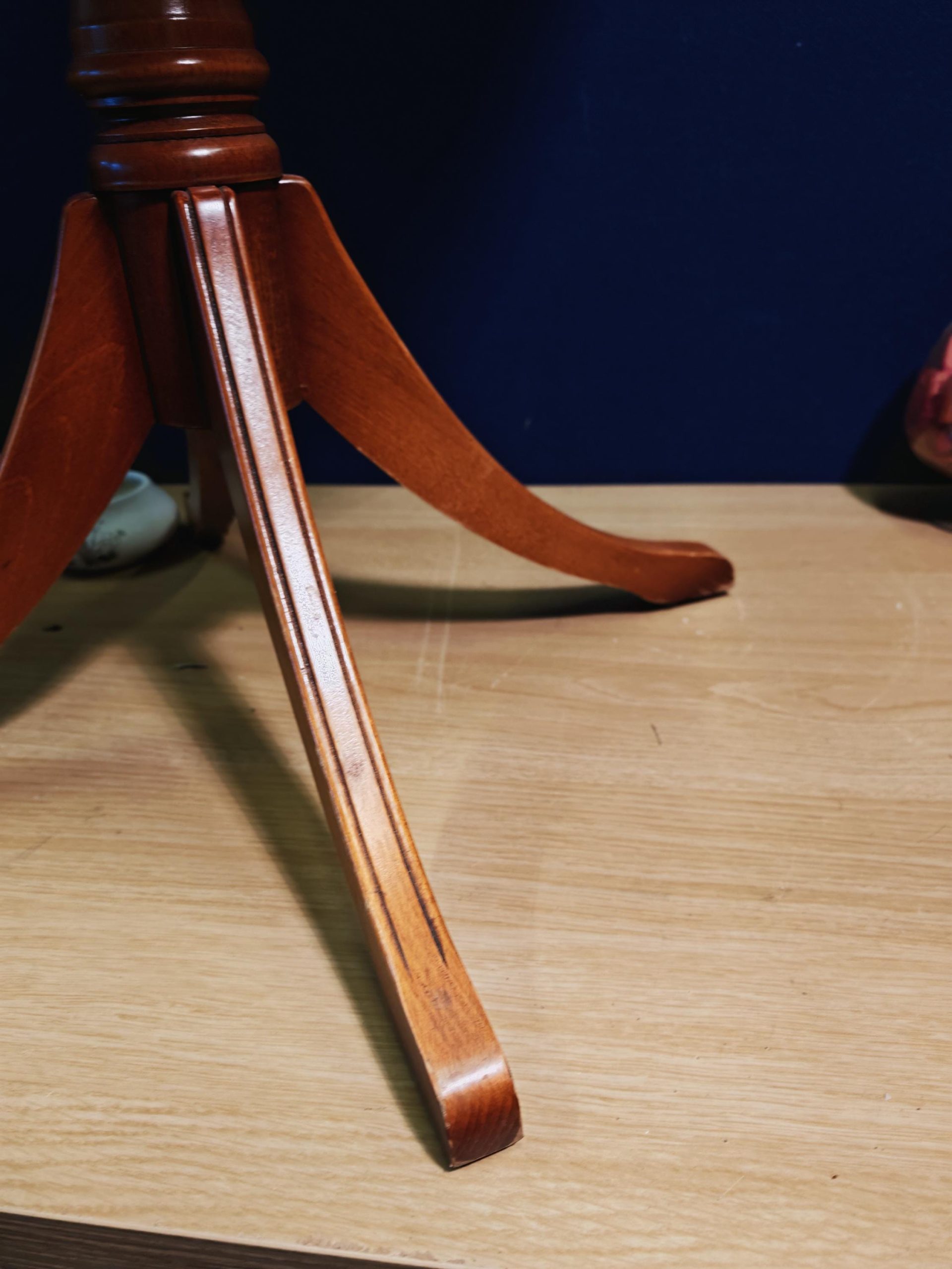 Vintage Mahogany Veneer Circular Bradley Side Table (likely 80s) with High Sheen - 54cm Diameter - 54.5cm Tall - Image 9