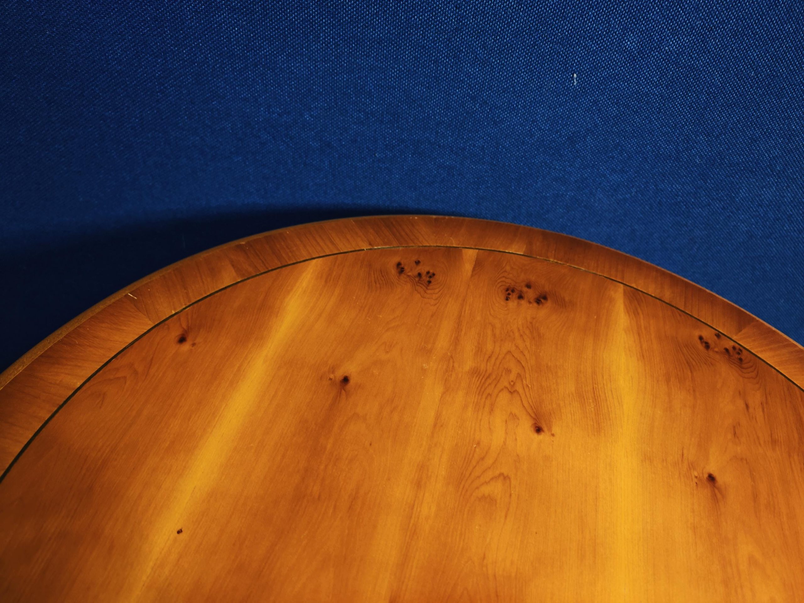 Vintage Mahogany Veneer Circular Bradley Side Table (likely 80s) with High Sheen - 54cm Diameter - 54.5cm Tall - Image 7