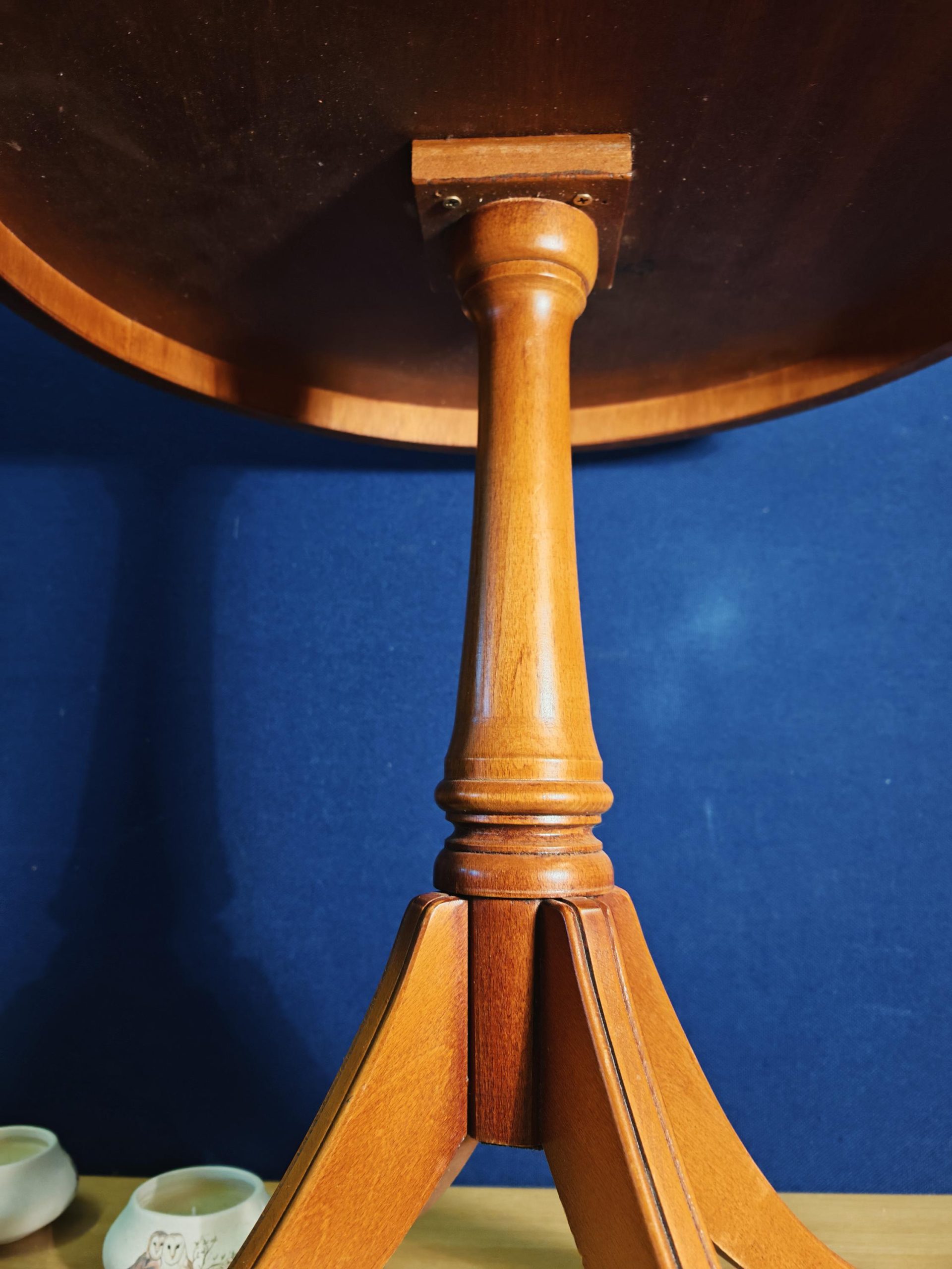 Vintage Mahogany Veneer Circular Bradley Side Table (likely 80s) with High Sheen - 54cm Diameter - 54.5cm Tall - Image 10