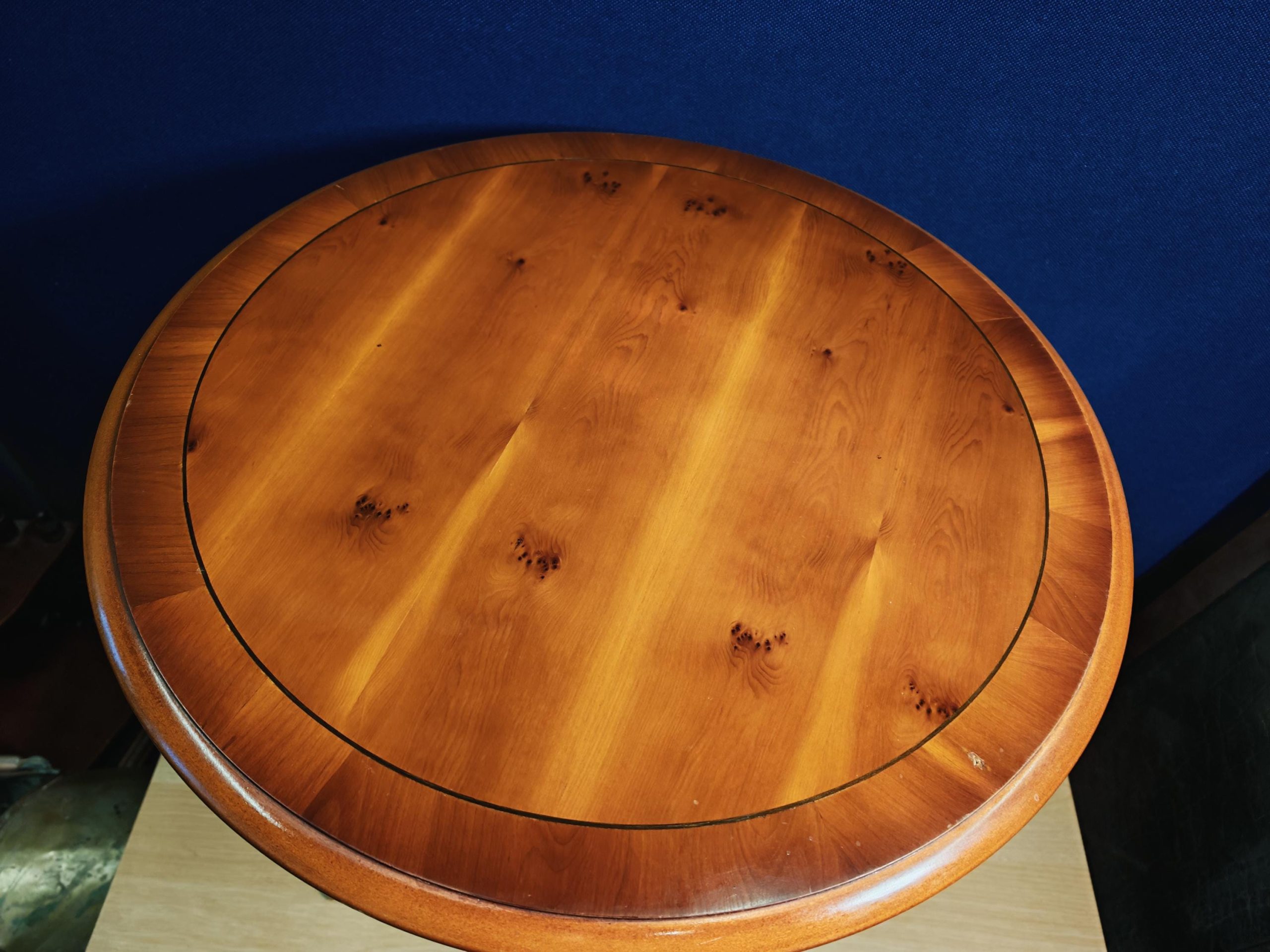 Vintage Mahogany Veneer Circular Bradley Side Table (likely 80s) with High Sheen - 54cm Diameter - 54.5cm Tall - Image 6