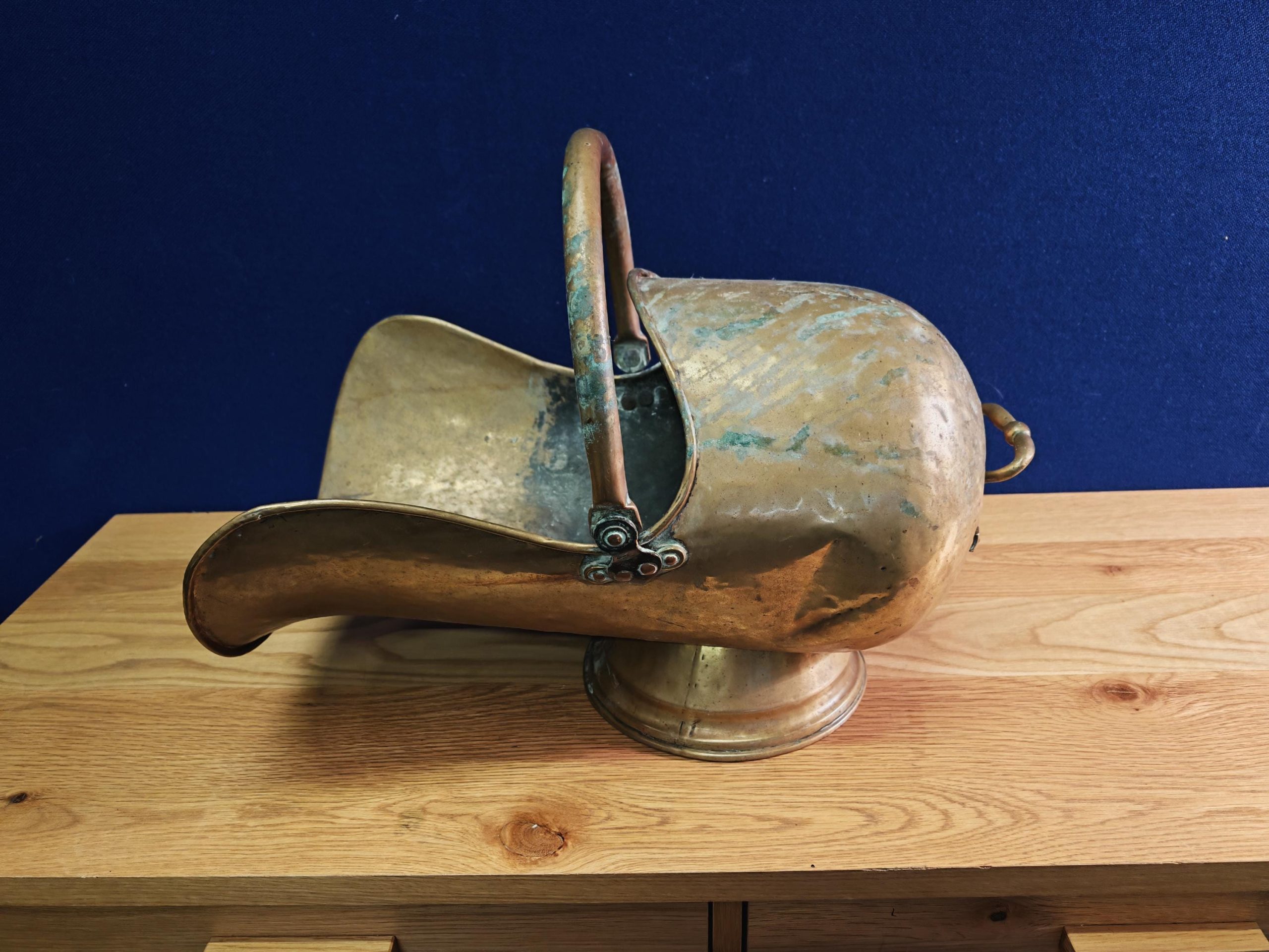 Vintage Brass Helmet-style Coal Scuttle. Likely Georgian to Early 20th Century - Image 4