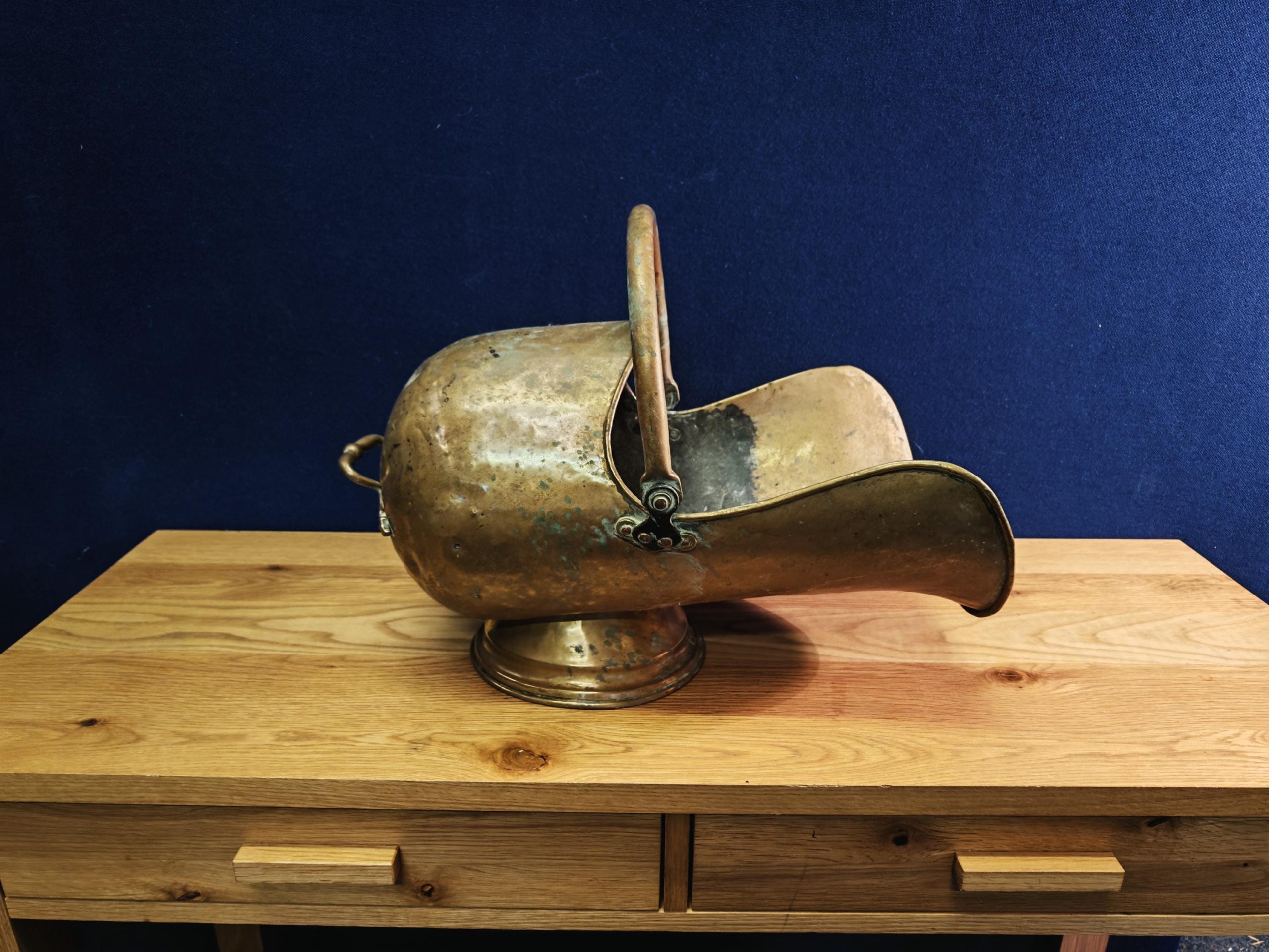 Vintage Brass Helmet-style Coal Scuttle. Likely Georgian to Early 20th Century - Image 3