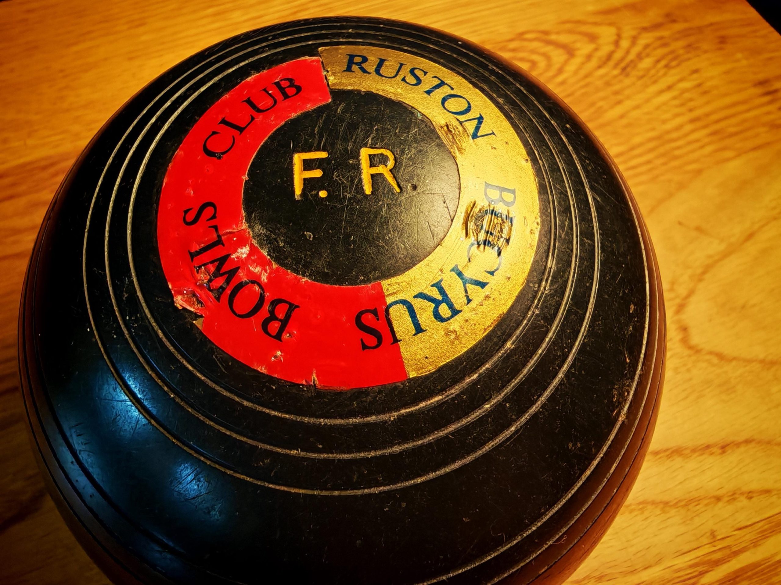 Four Vintage Henselite FR Super Grip Lawn Bowls, 4 15/16 Bias - 1970s, 1980s Vinyl or Composite - Very Good Working Condition - Image 3