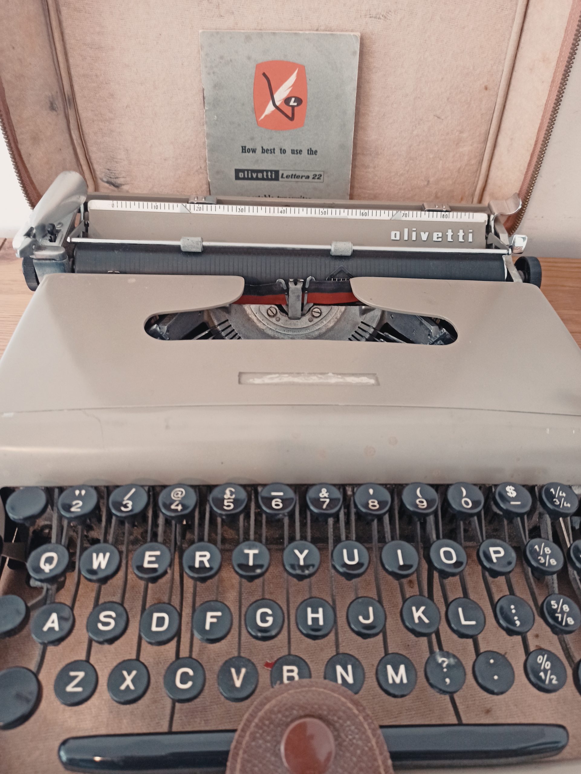 Olivetti Lettera 22 Portable Typewriter - Image 3